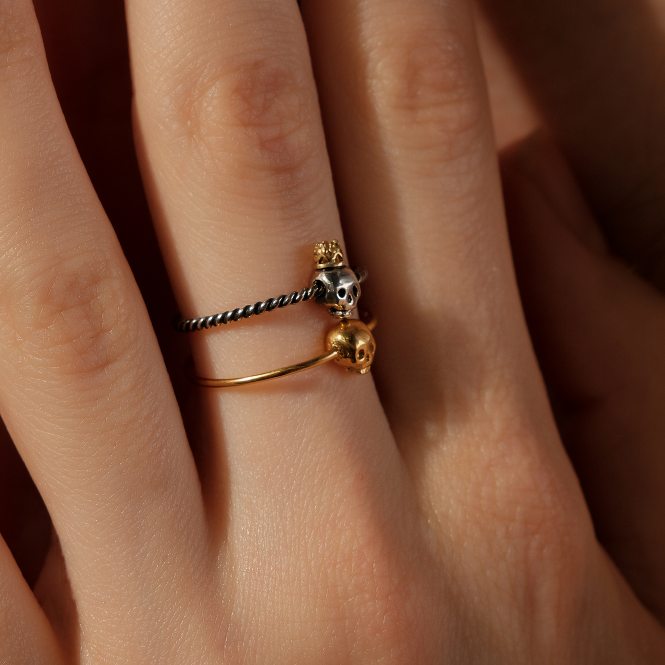 Gold-plated silver ring with a skull