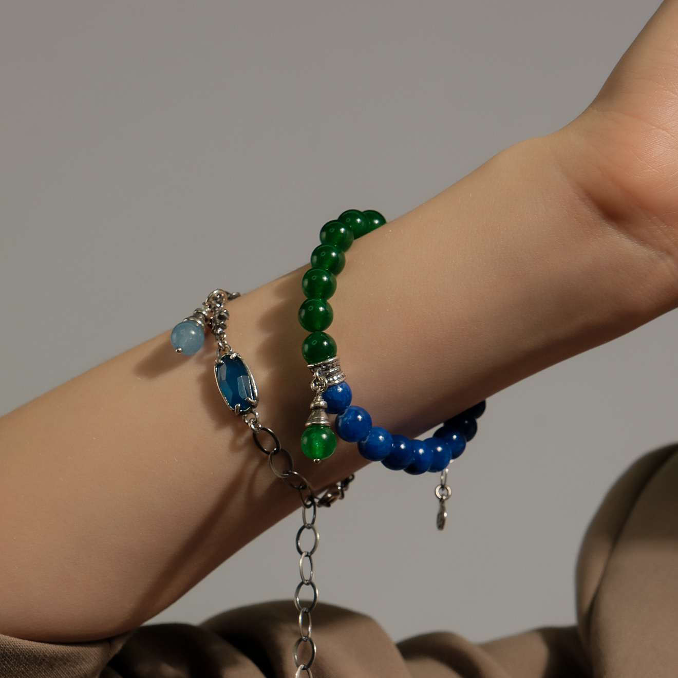 Silver chain bracelet with agate and jade
