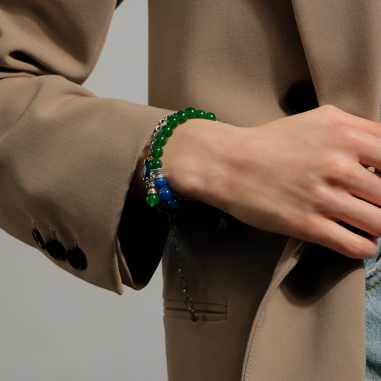 Silver chain bracelet with agate and jade