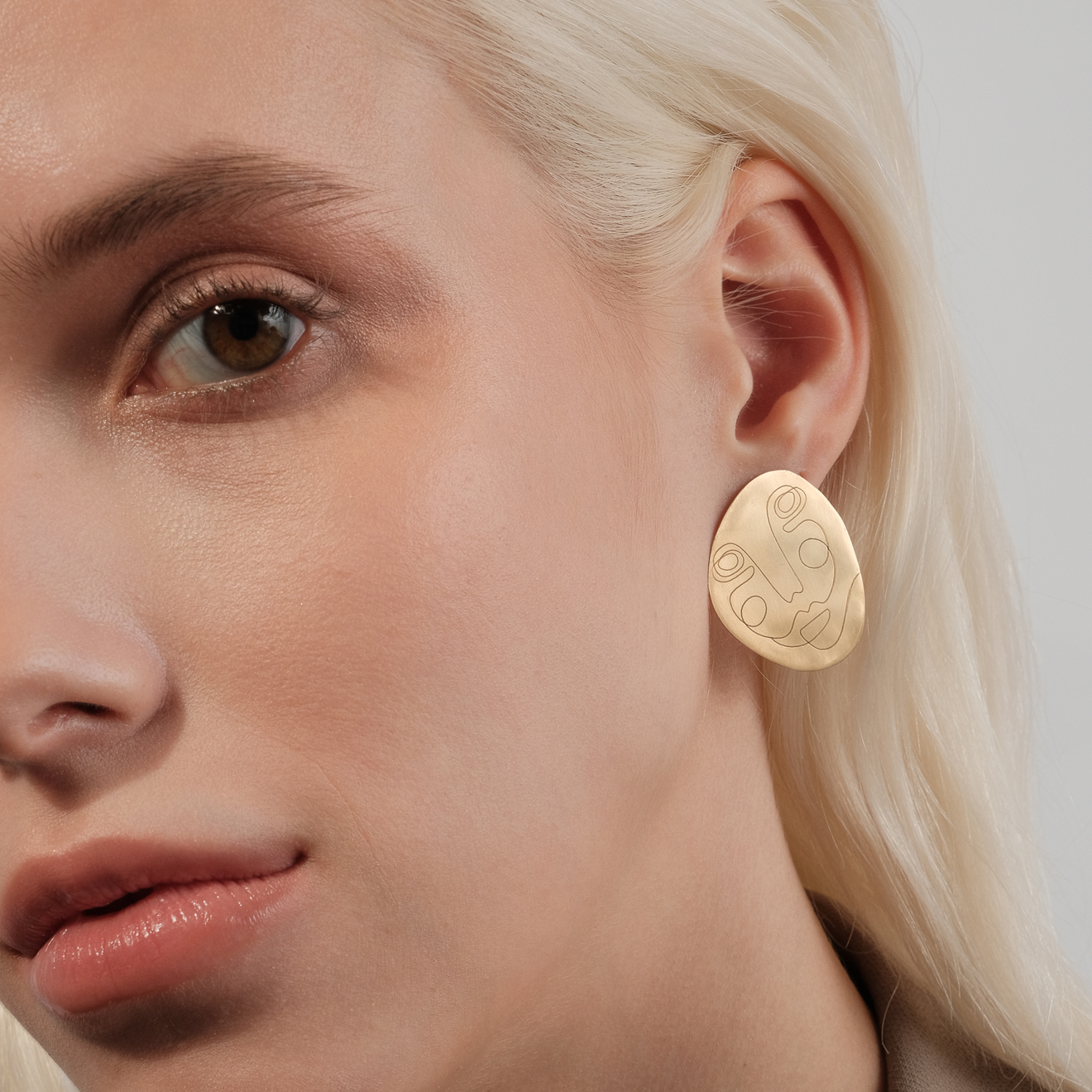 Gold-plated earrings with faces