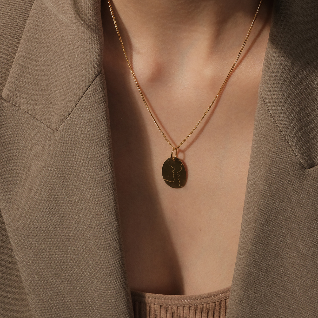 Gold-plated necklace with a pendant with profiles