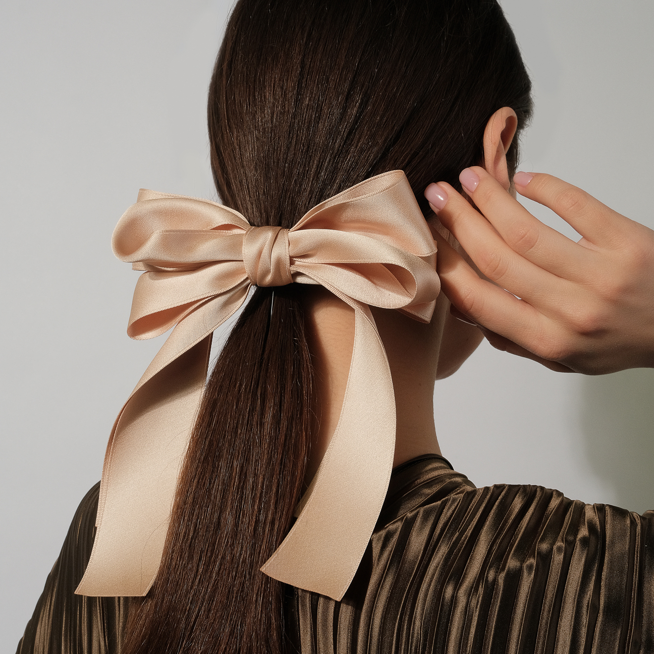 Beige- hairpin-bow