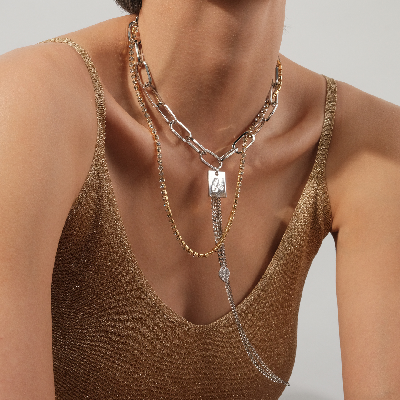 Bicolor necklace-chain with crystals and pendants