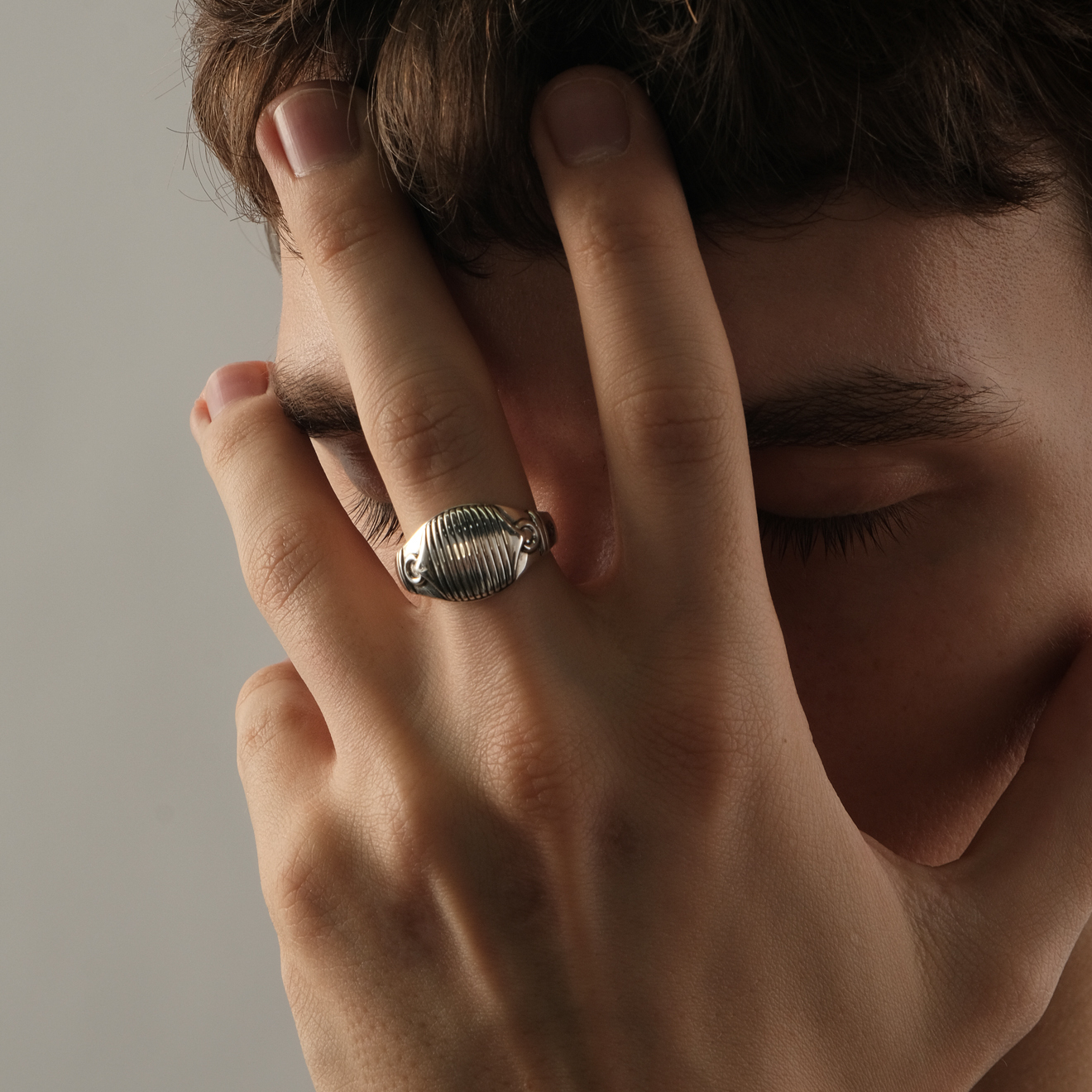 Ring with a silver pattern