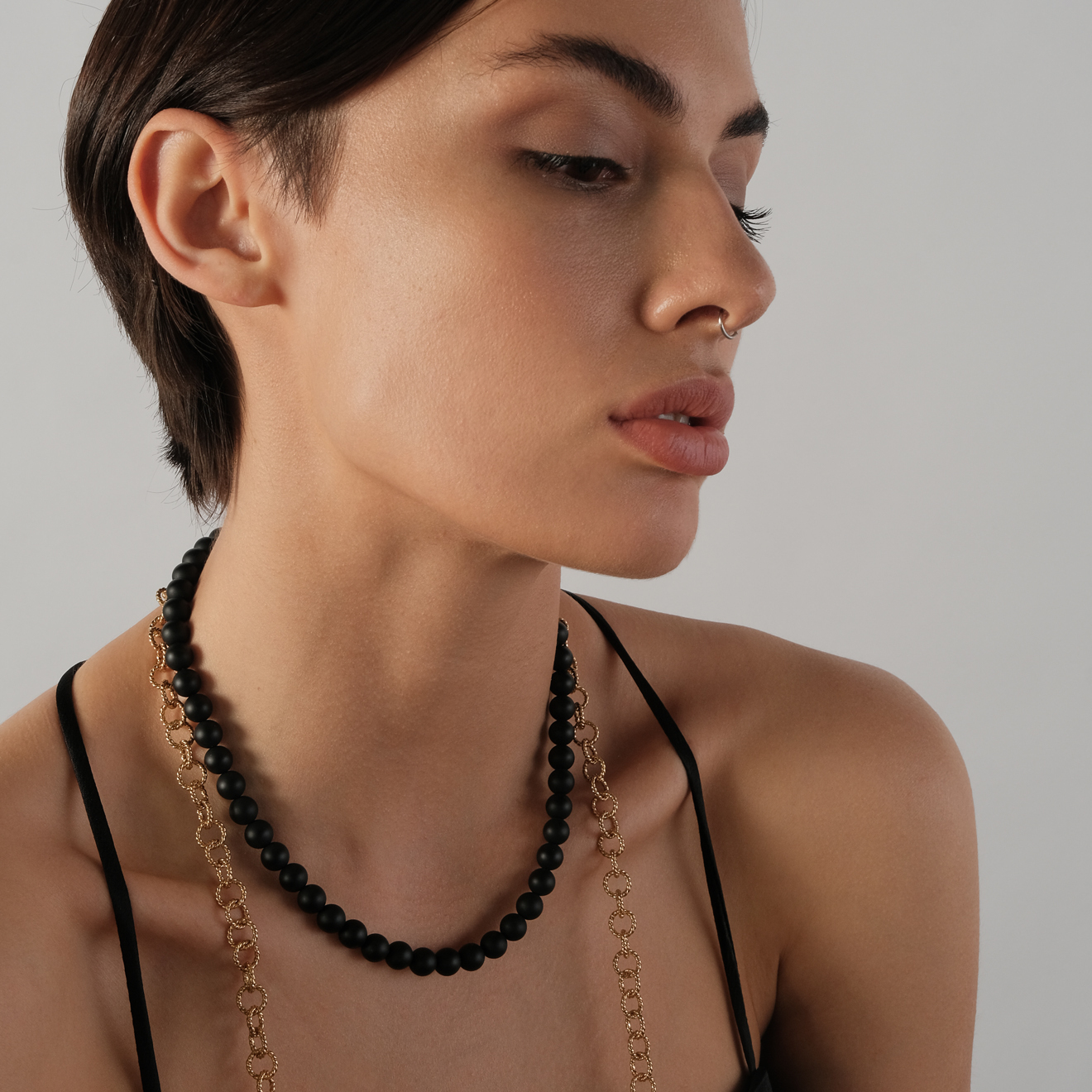 Gold-plated chain necklace with black pearls