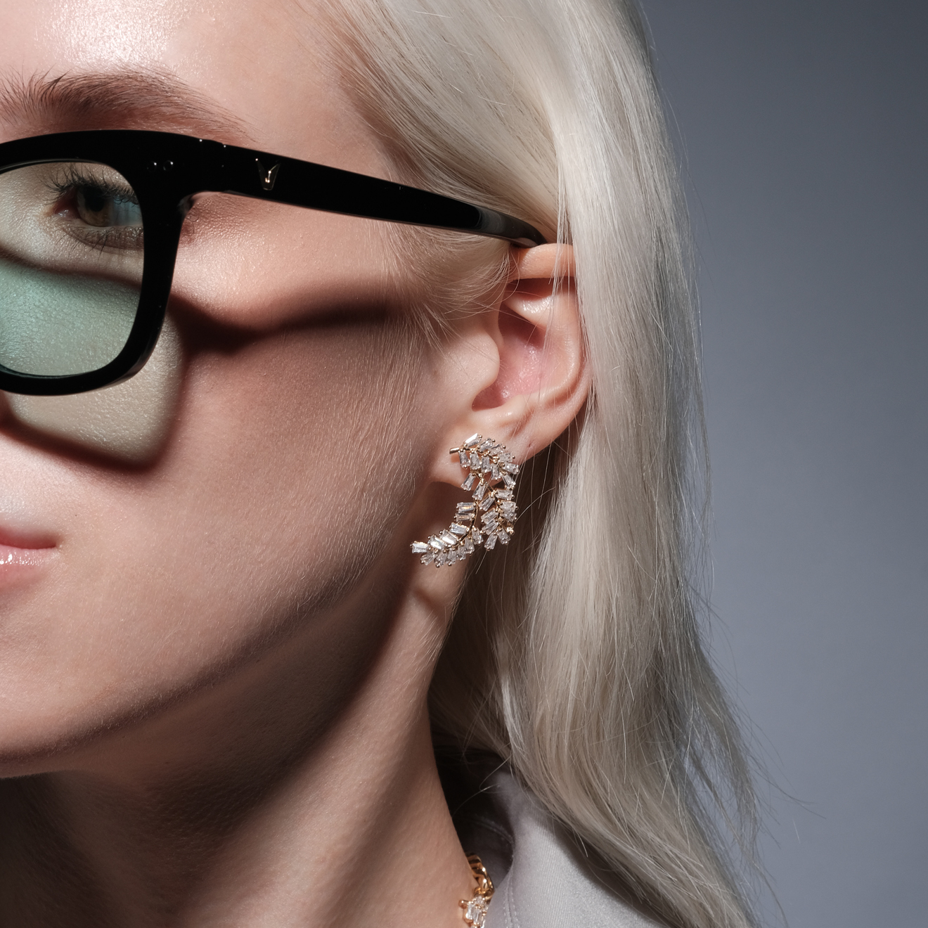 Позолоченные серьги-веточки с листочками с цирконием