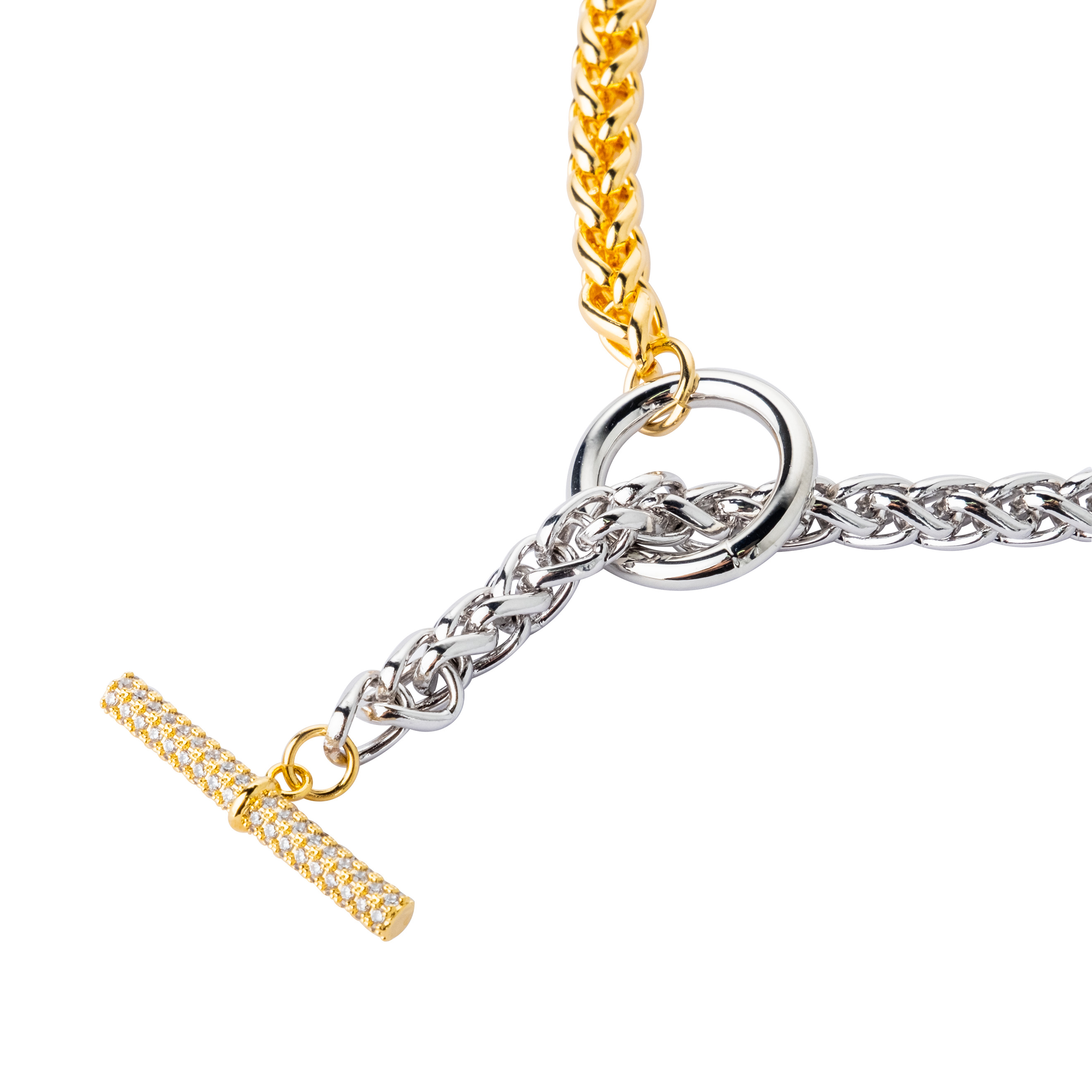 Volumetric bicolor necklace-chain with crystals