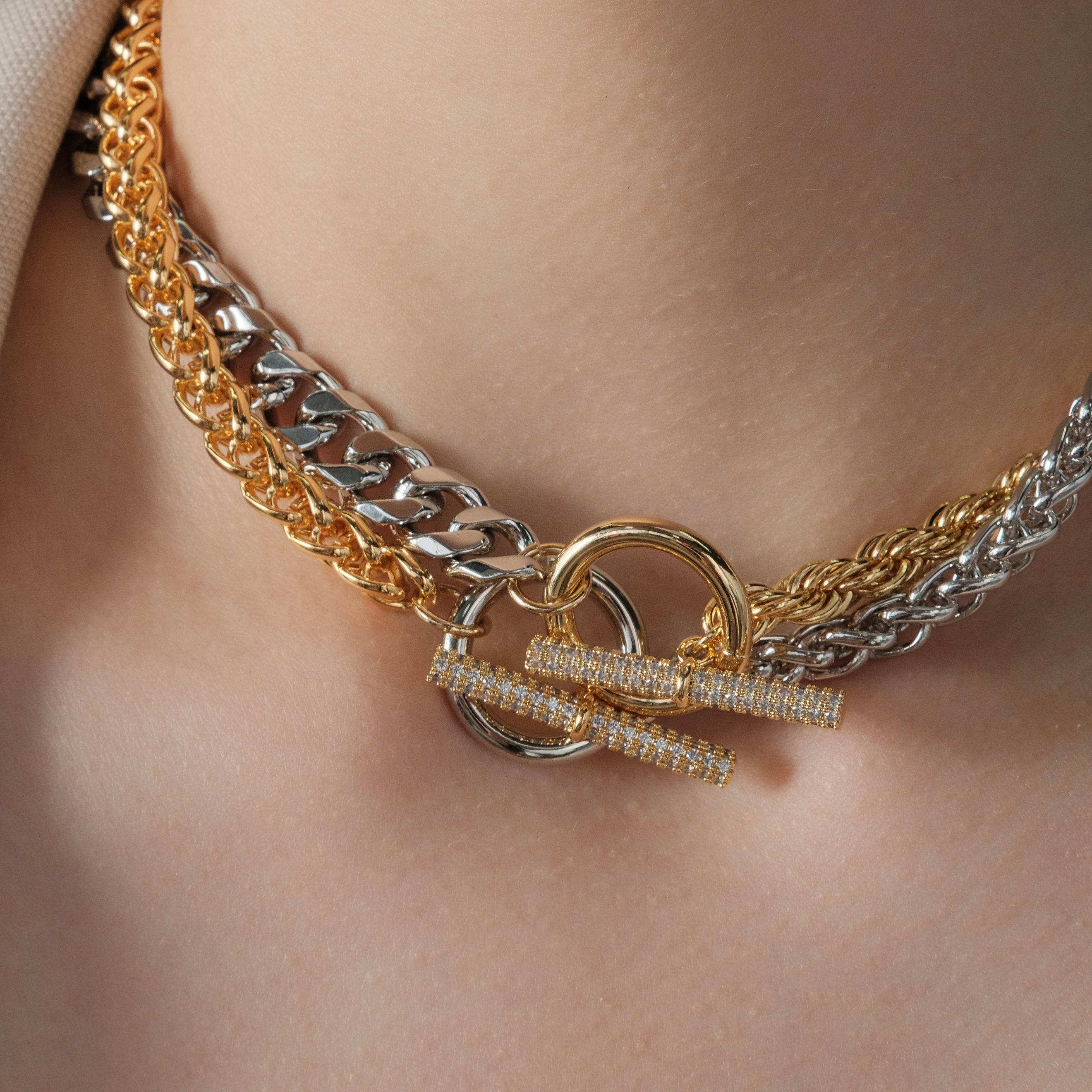 Volumetric bicolor necklace-chain with crystals