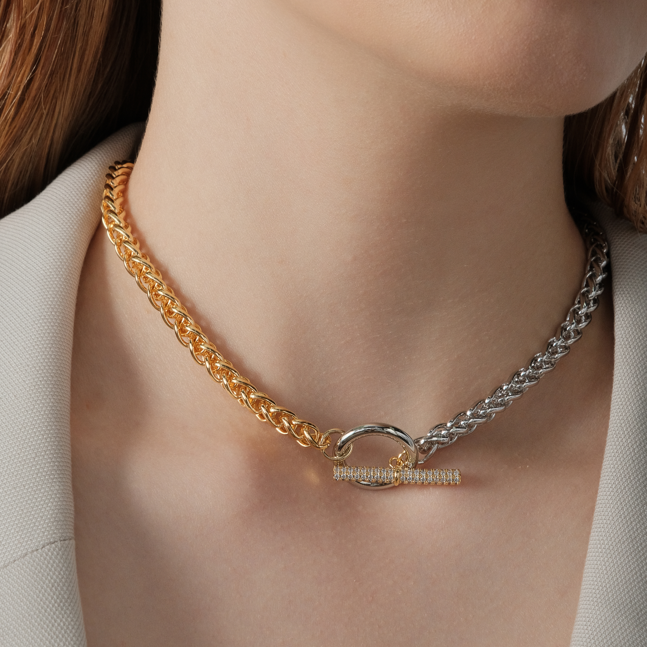 Volumetric bicolor necklace-chain with crystals