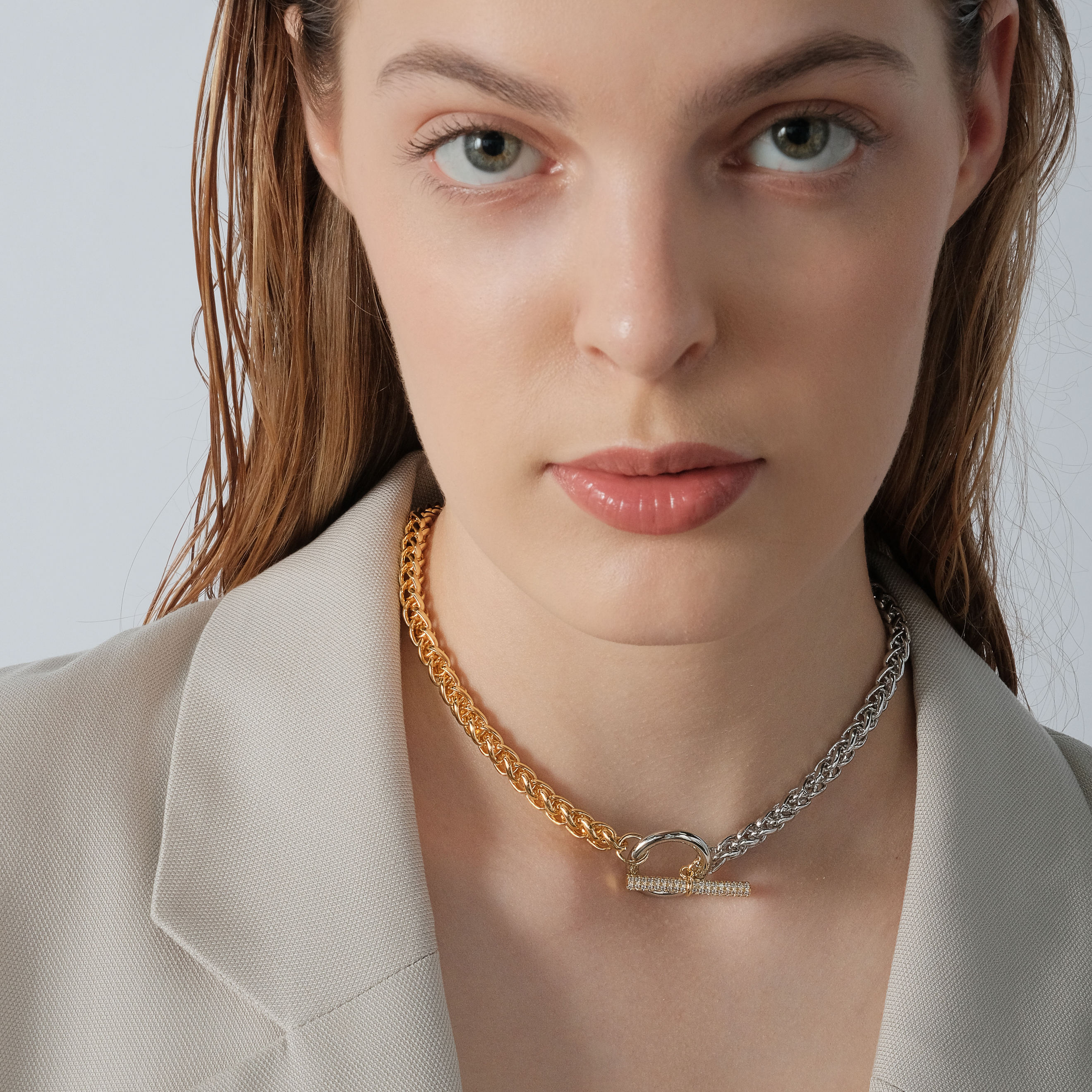 Volumetric bicolor necklace-chain with crystals