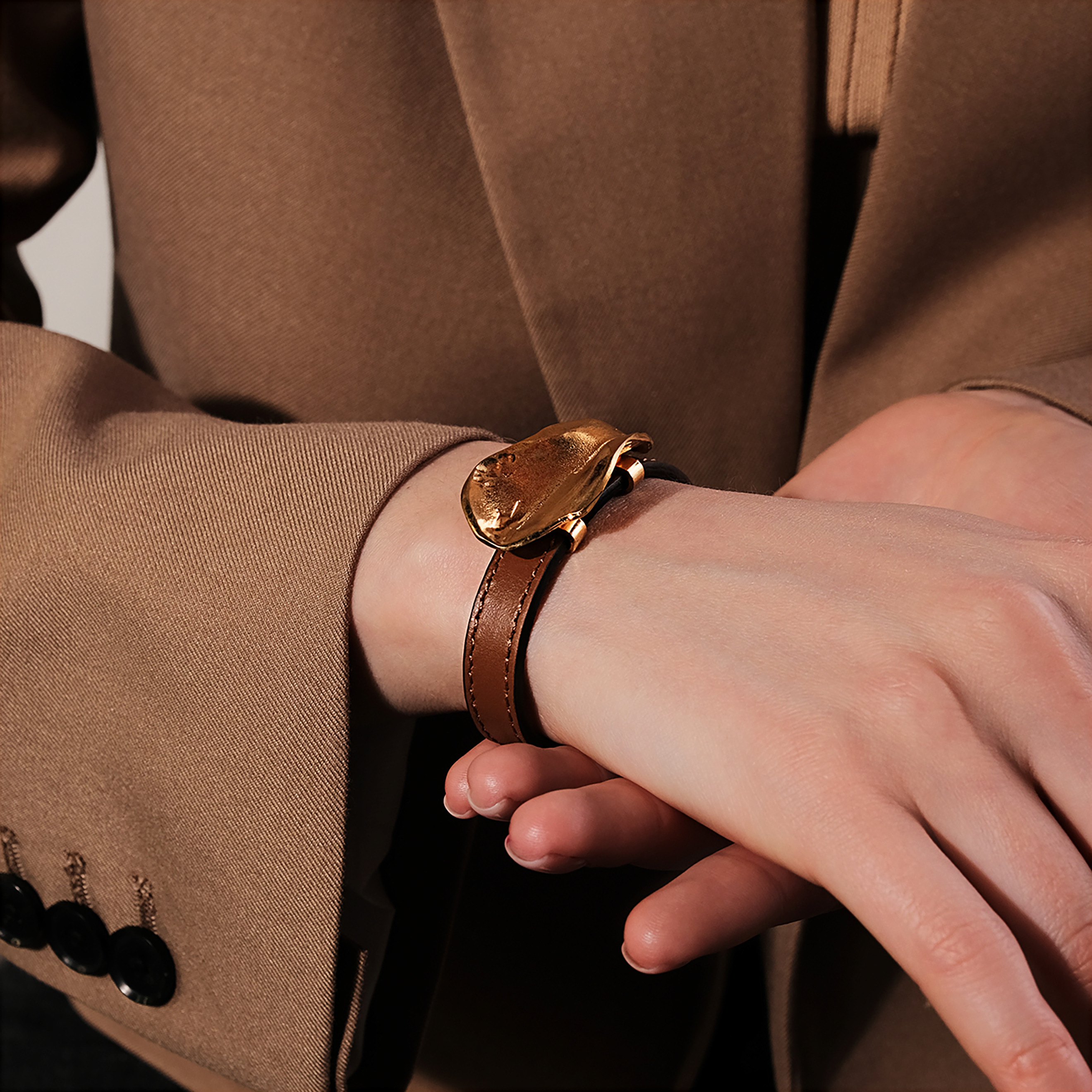 Кожаный браслет с золотистым листом