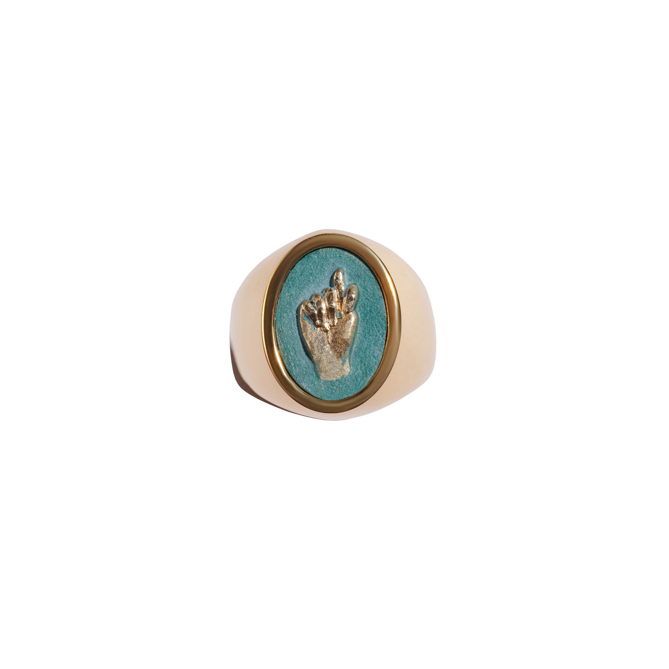 Bronze gold-plated signet ring on the little finger Mano Figa