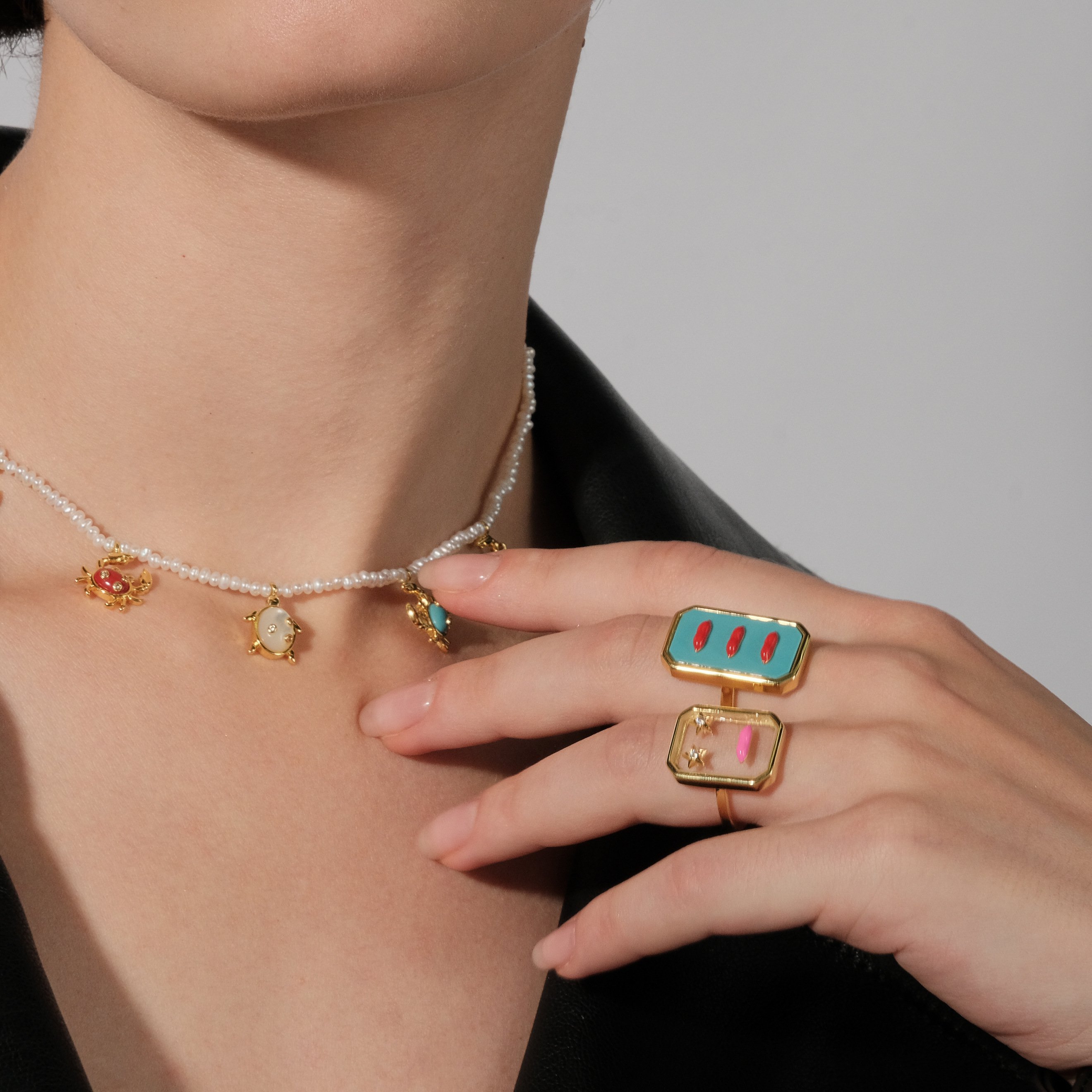 Серебряное кольцо с позолотой LIPS из ювелирное смолы с красной эмалью и прозрачными кристаллами