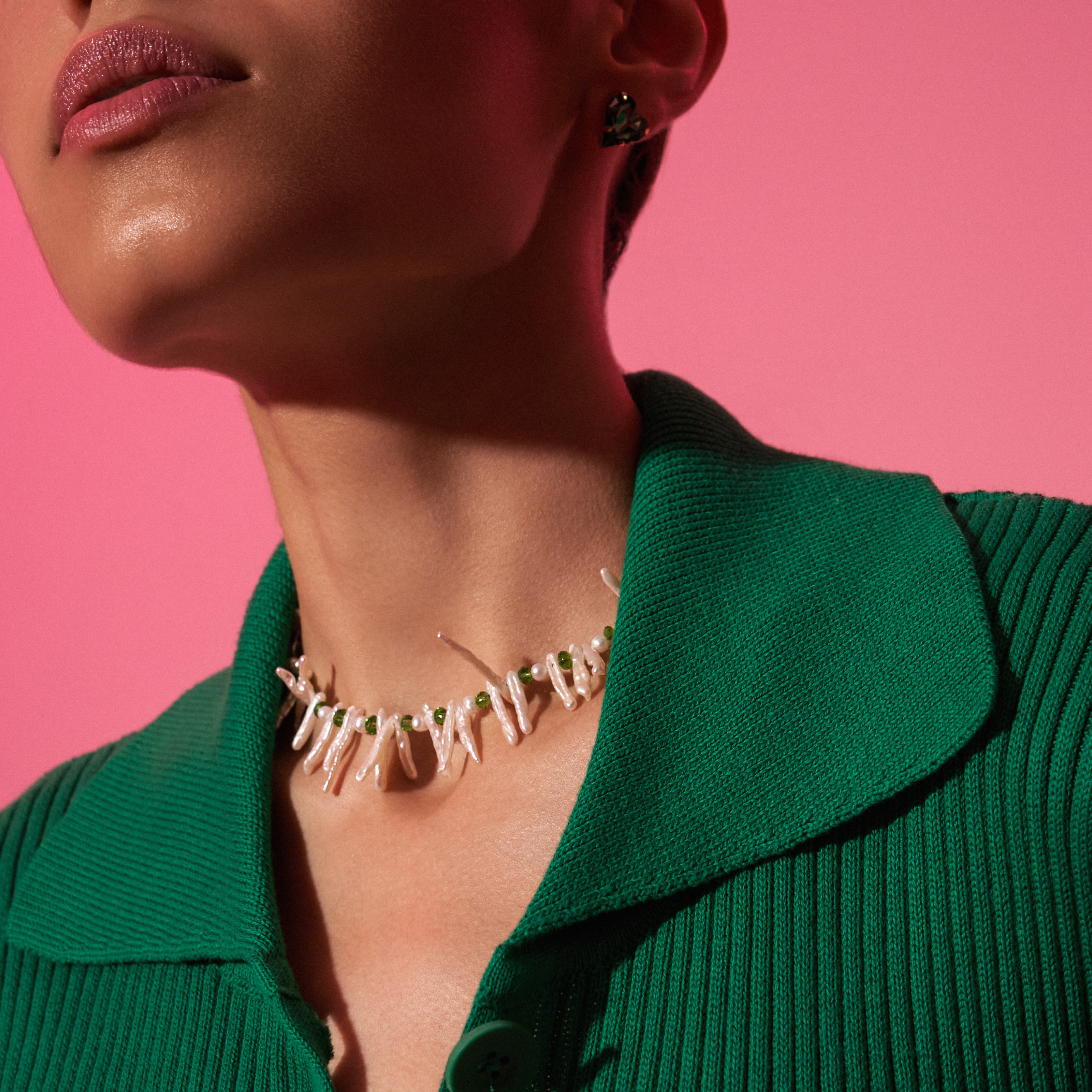 Choker with glass elements and Greeny pearls