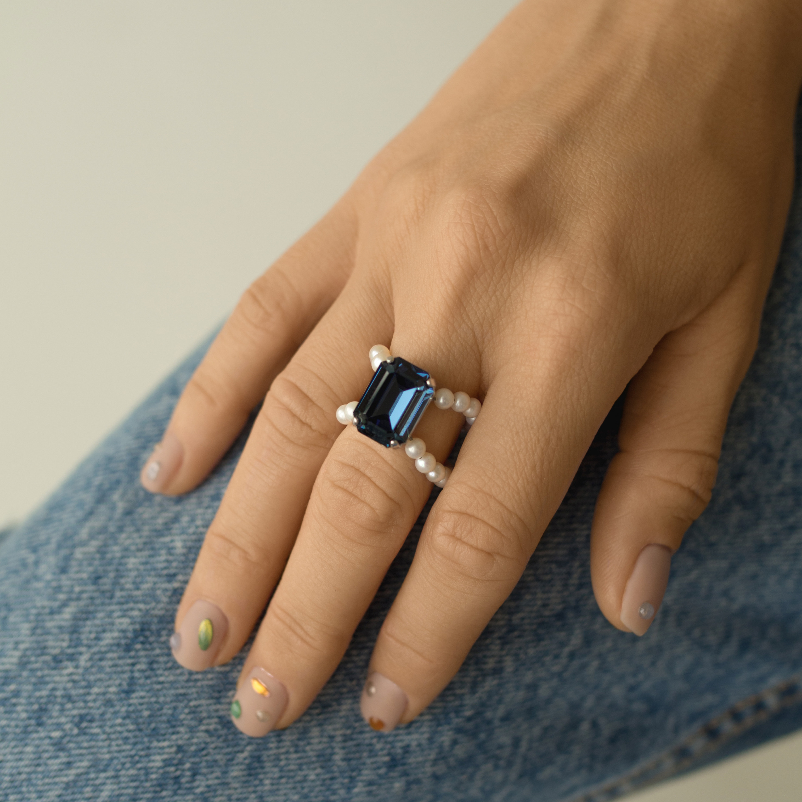Серебристое кольцо с жемчугом и кристаллом Swarovski Montana
