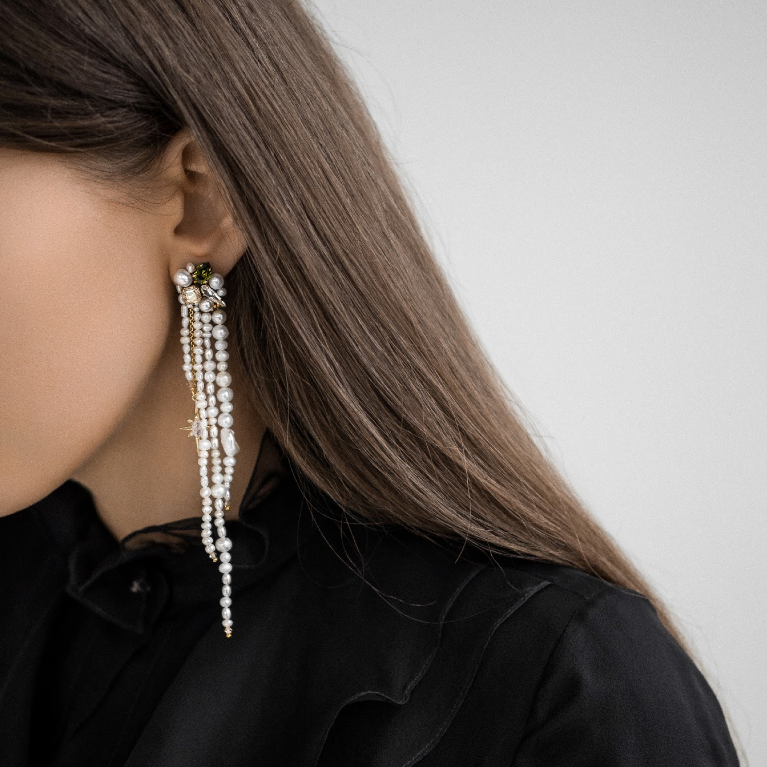Асимметричные вышитые серьги с жемчугом и кристаллами Swarovski