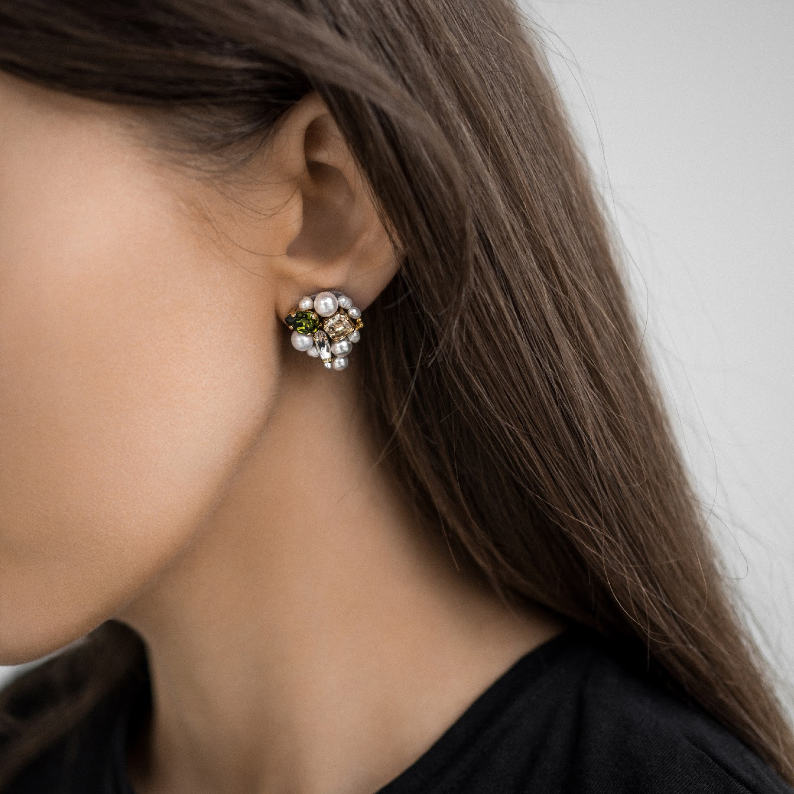 Асимметричные вышитые серьги с жемчугом и кристаллами Swarovski