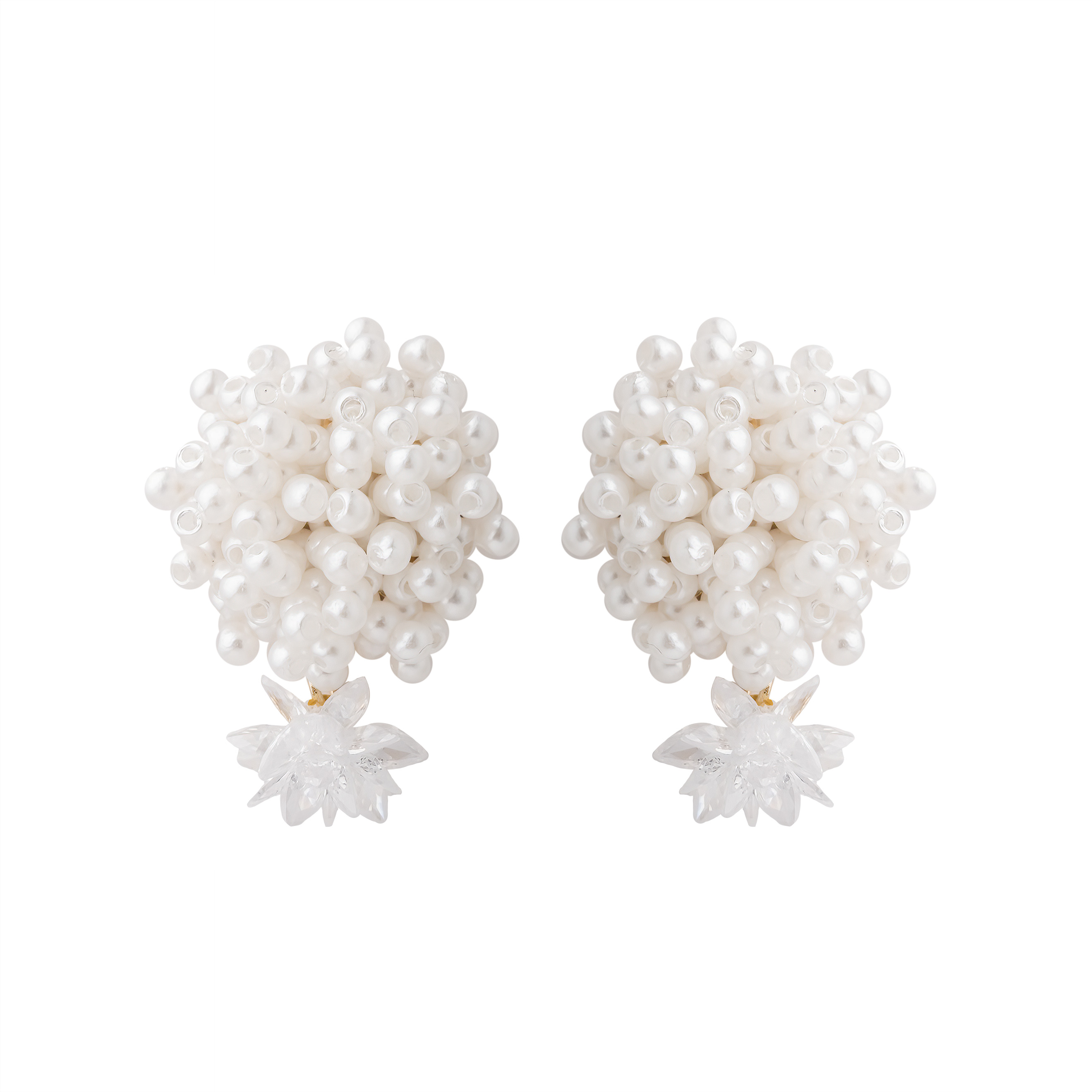 Pearl bead earrings with a white flower