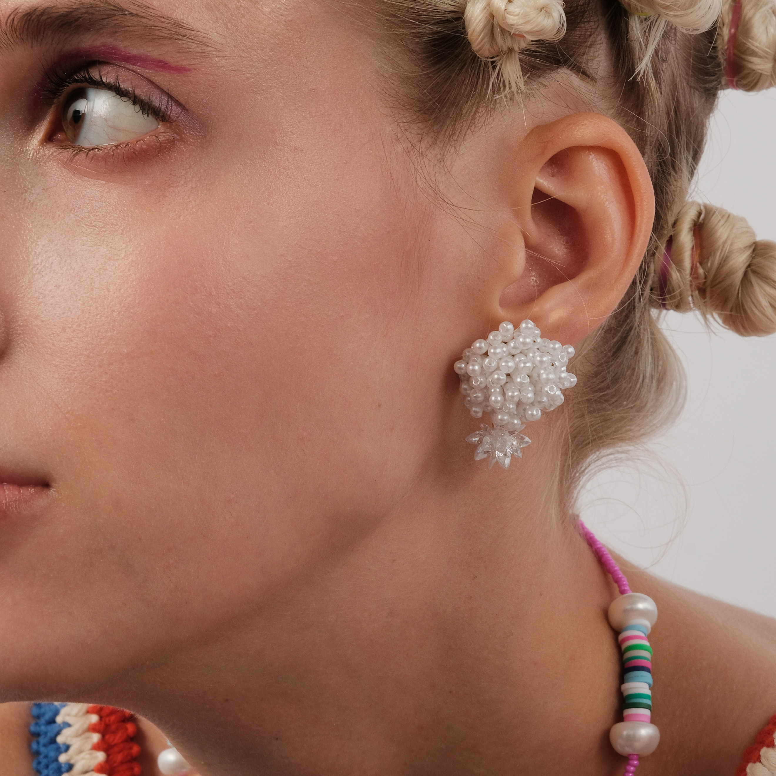 Pearl bead earrings with a white flower