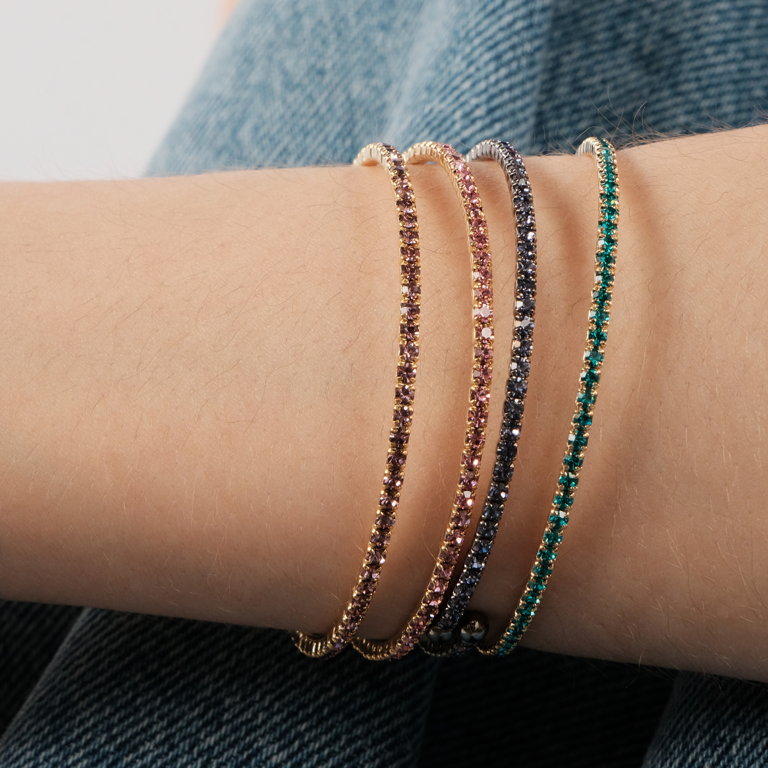 Black bracelet with lilac crystals