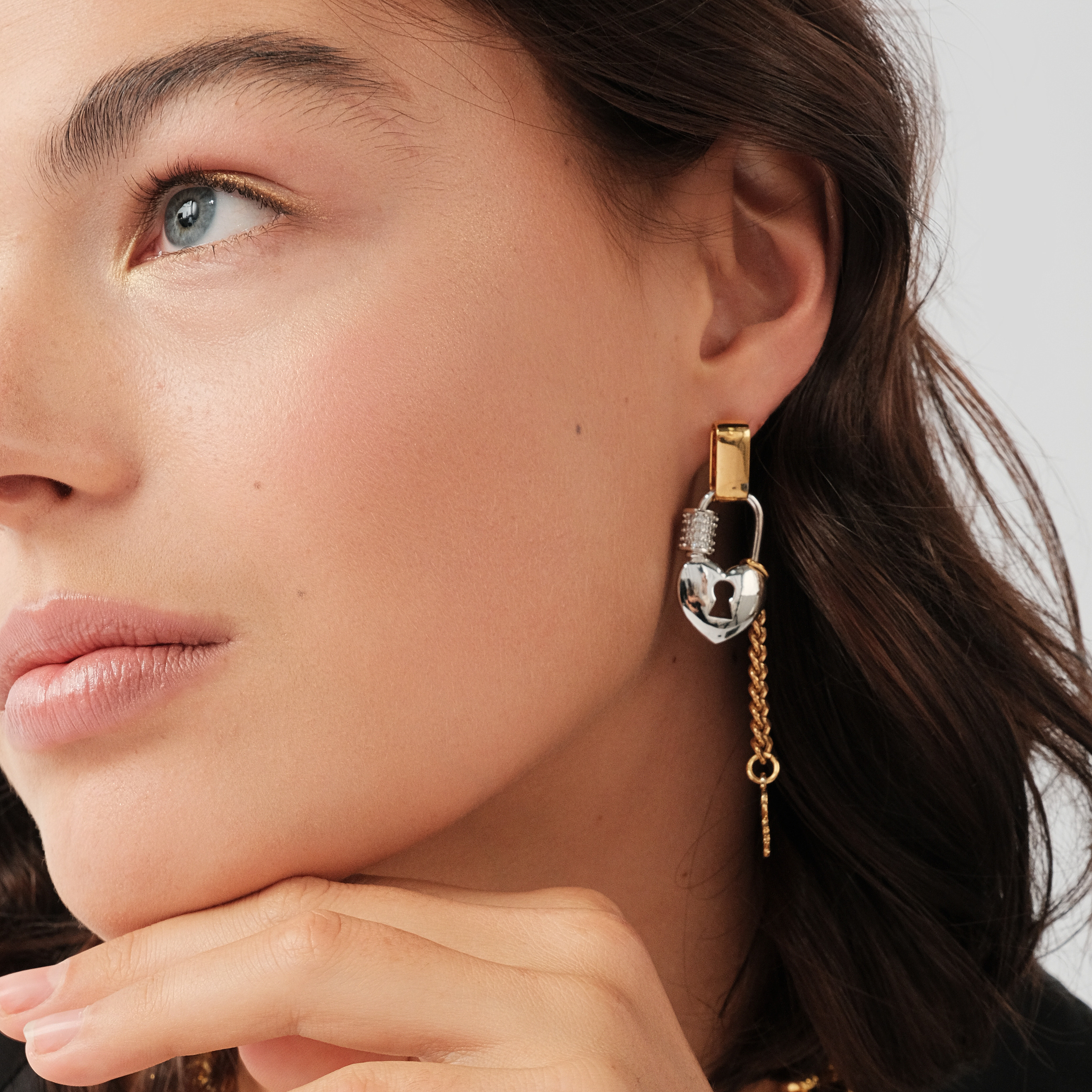 Bicolor earrings with silver lock and key
