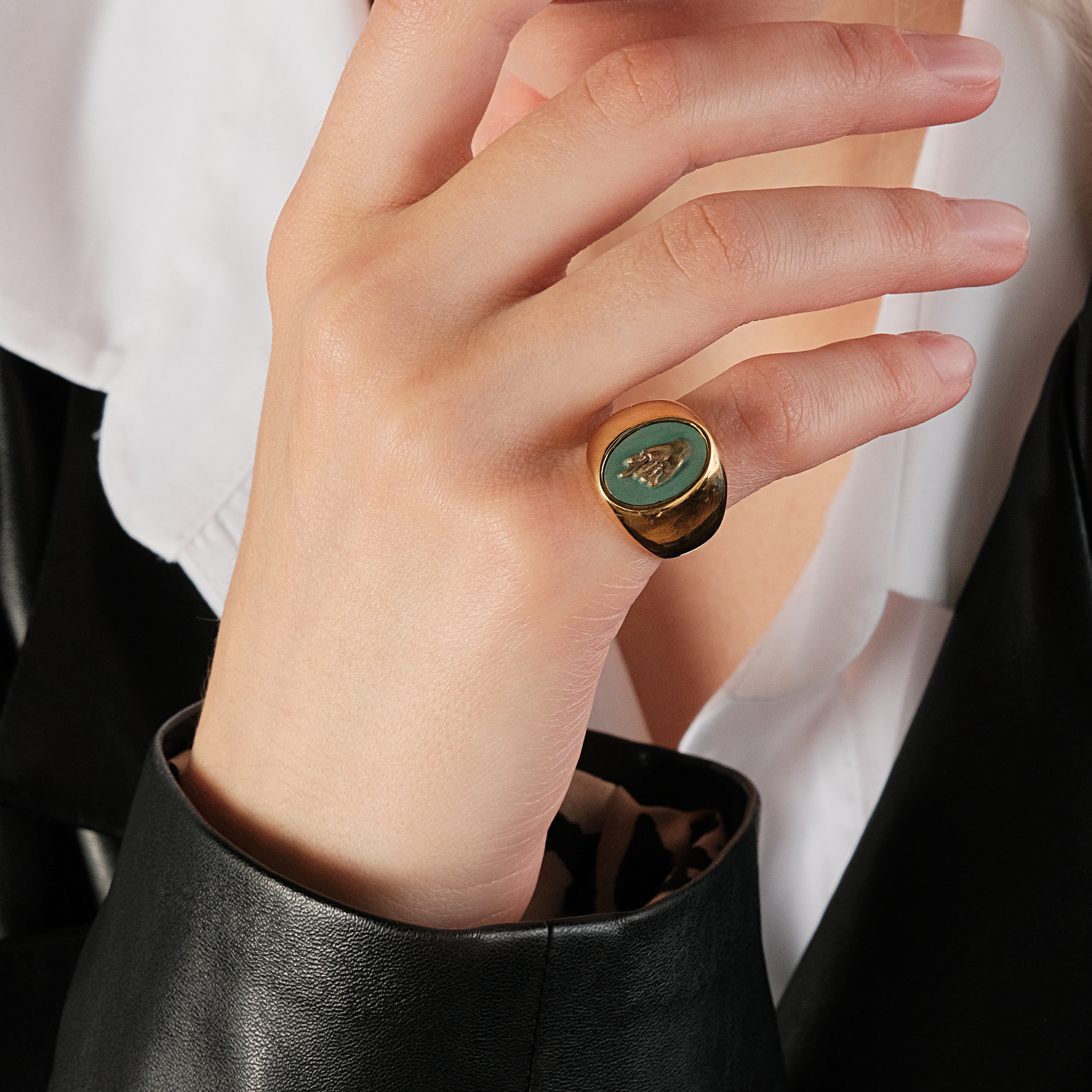 Bronze gold-plated signet ring on the little finger Mano Figa