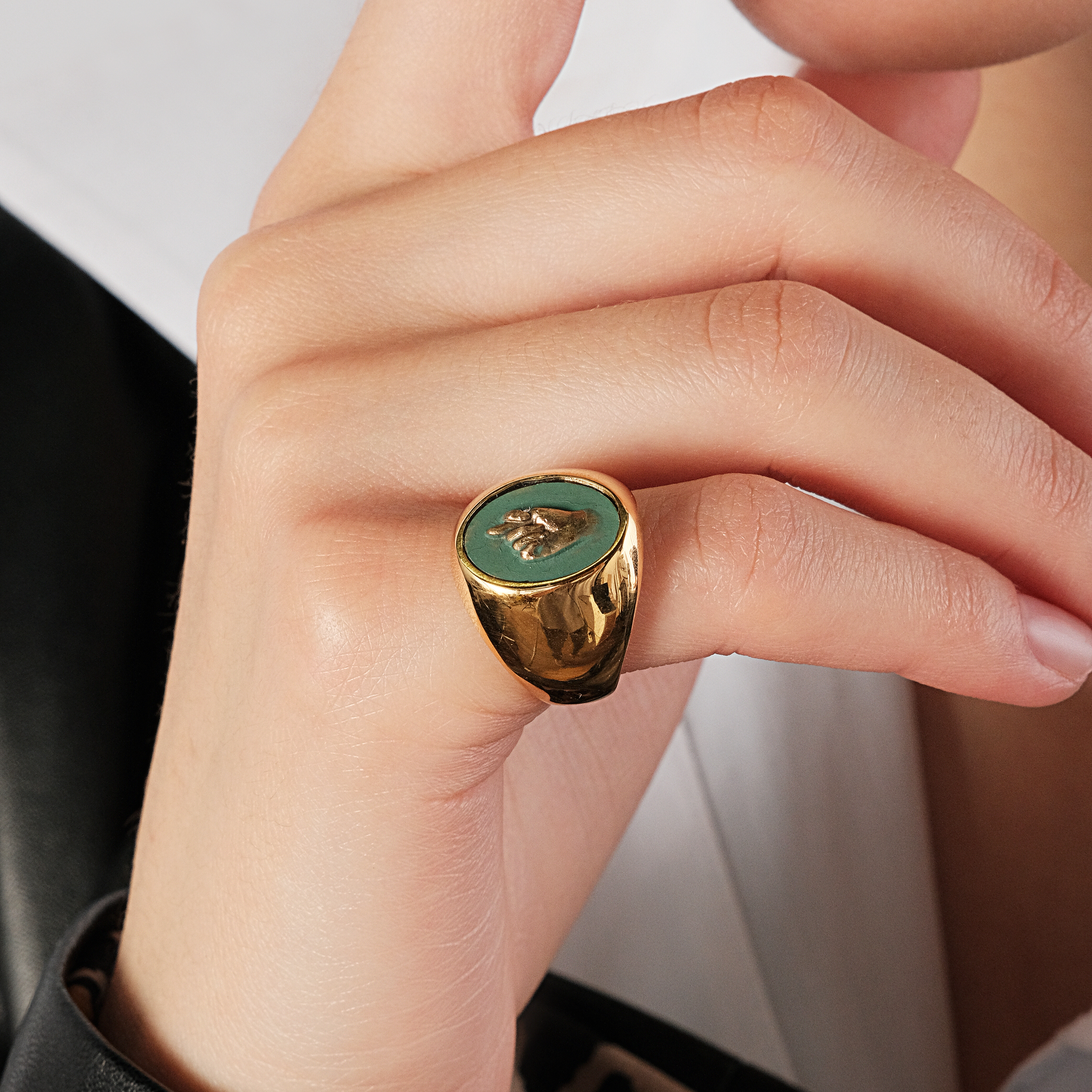 Bronze gold-plated signet ring on the little finger Mano Figa