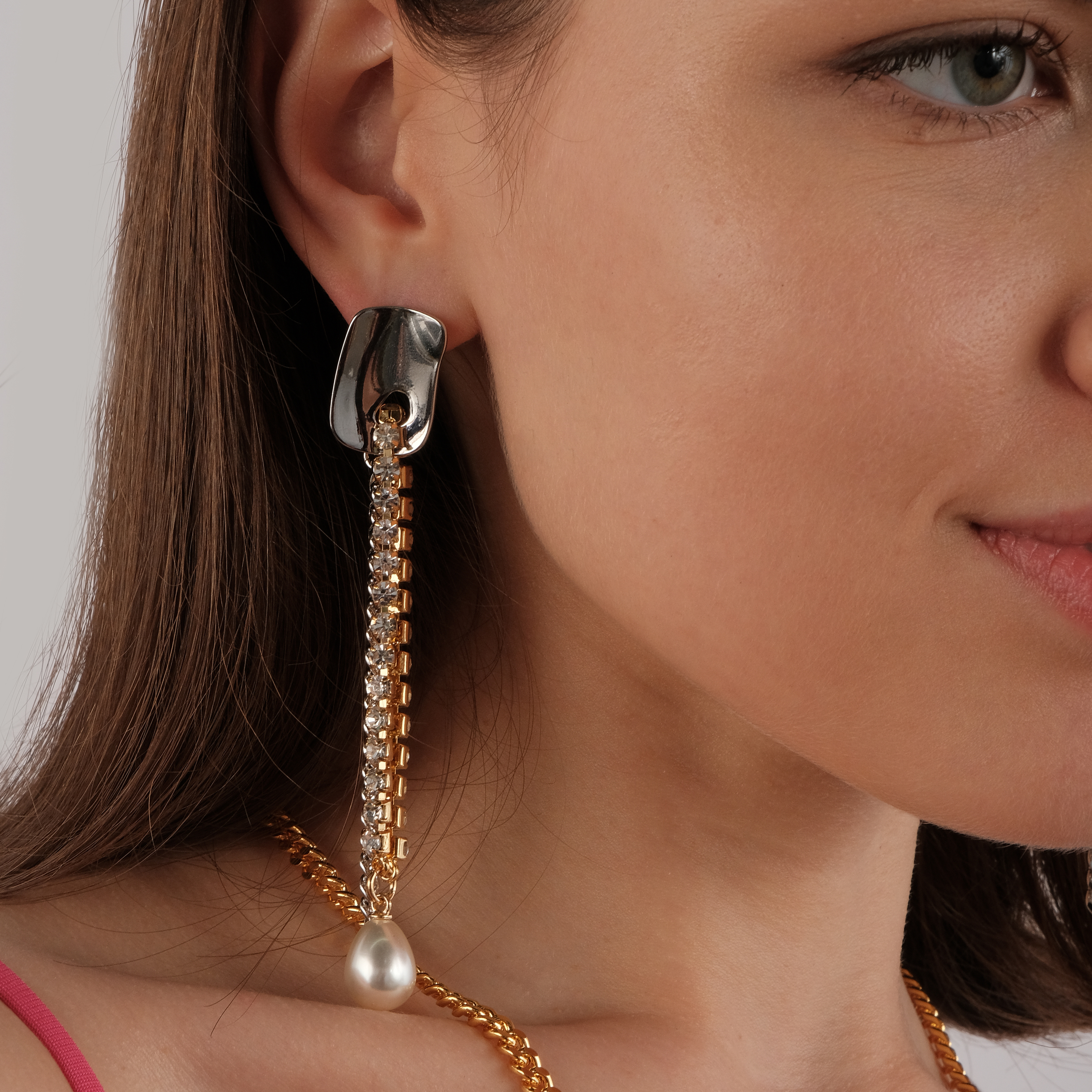 pussets with crystals, chains and pearls