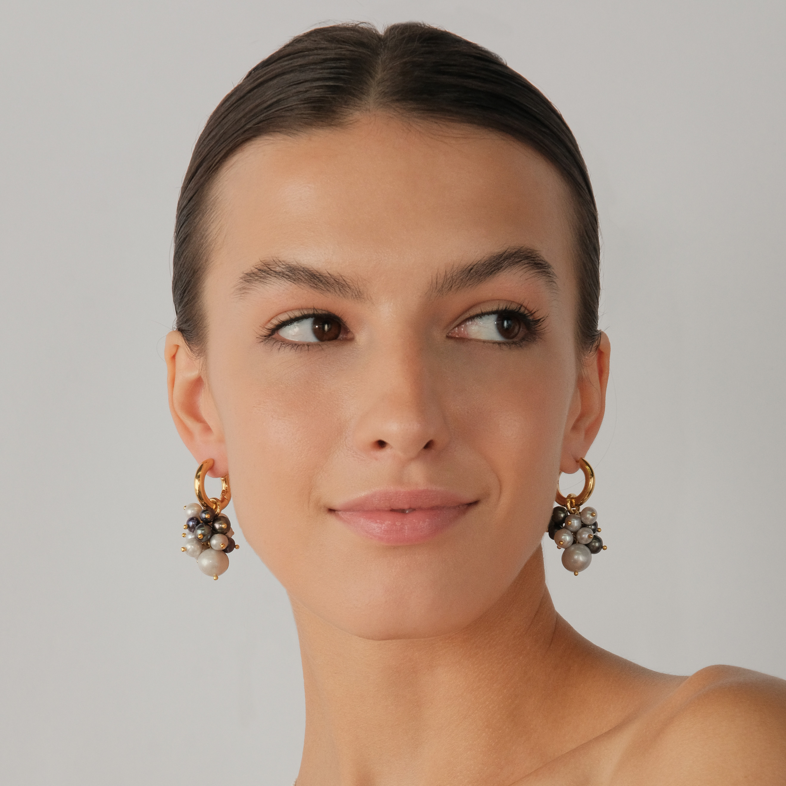 Earrings with grey pearls