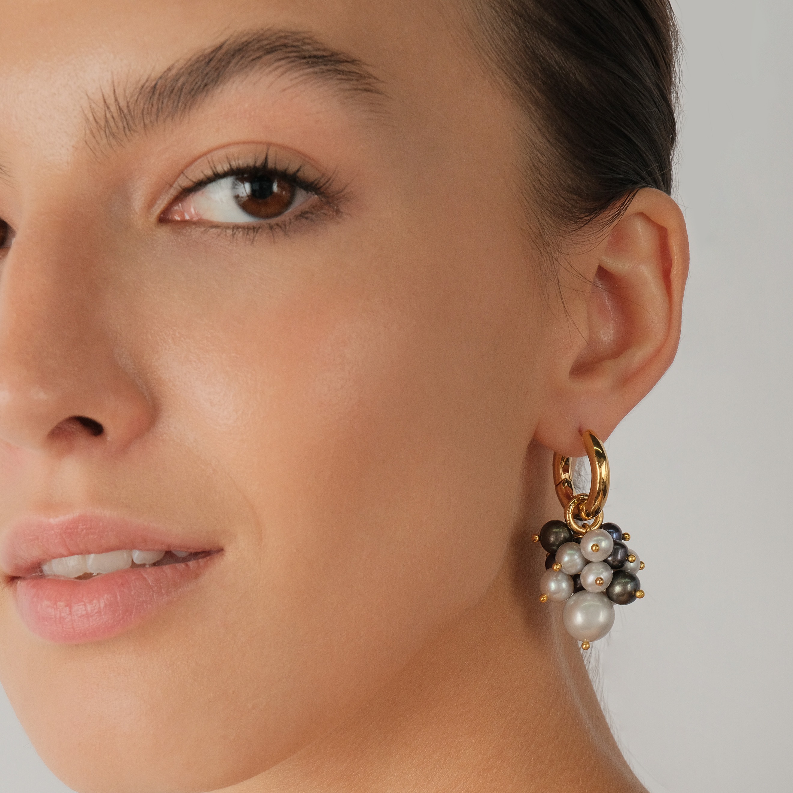 Earrings with grey pearls