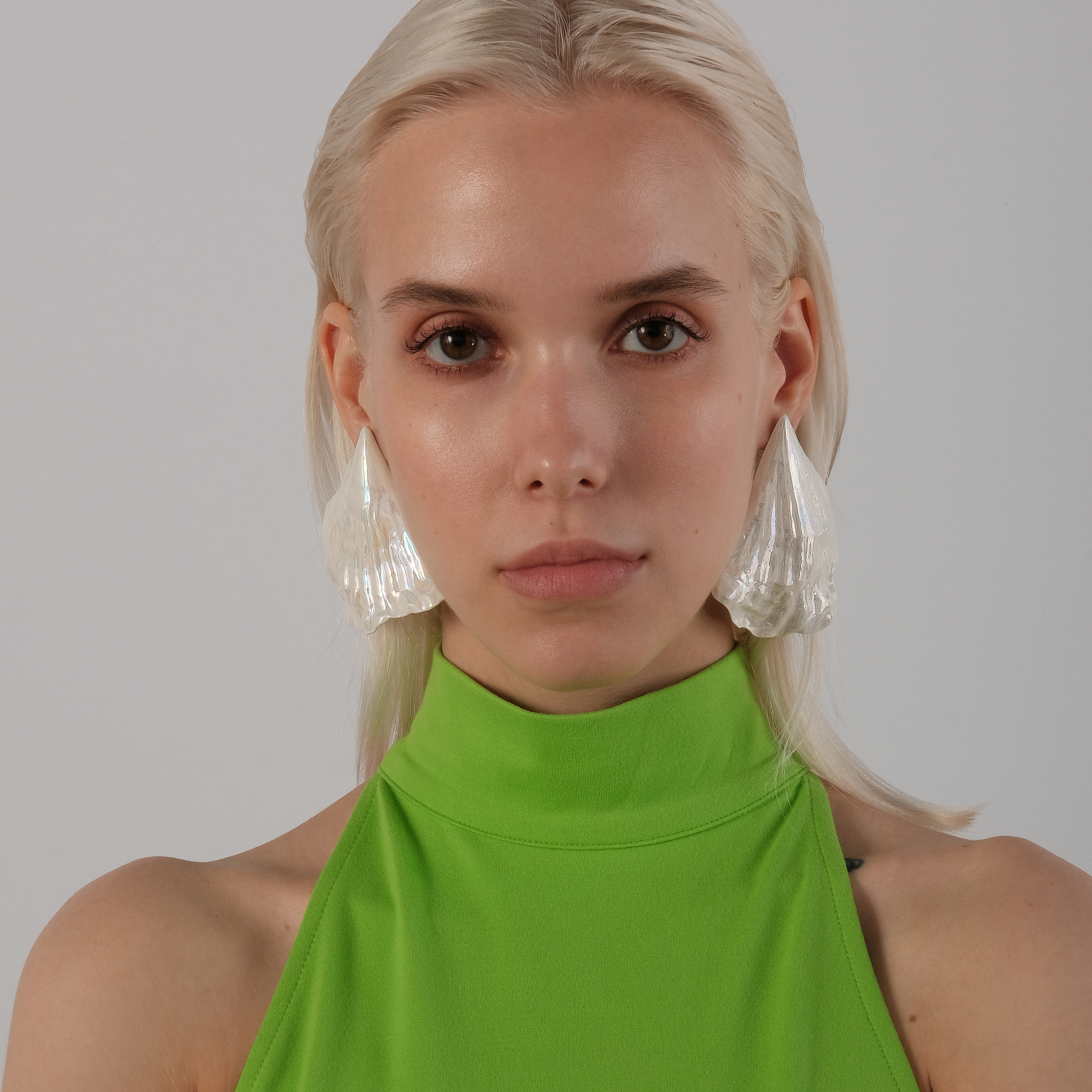 Porcelain earrings with mother of pearl