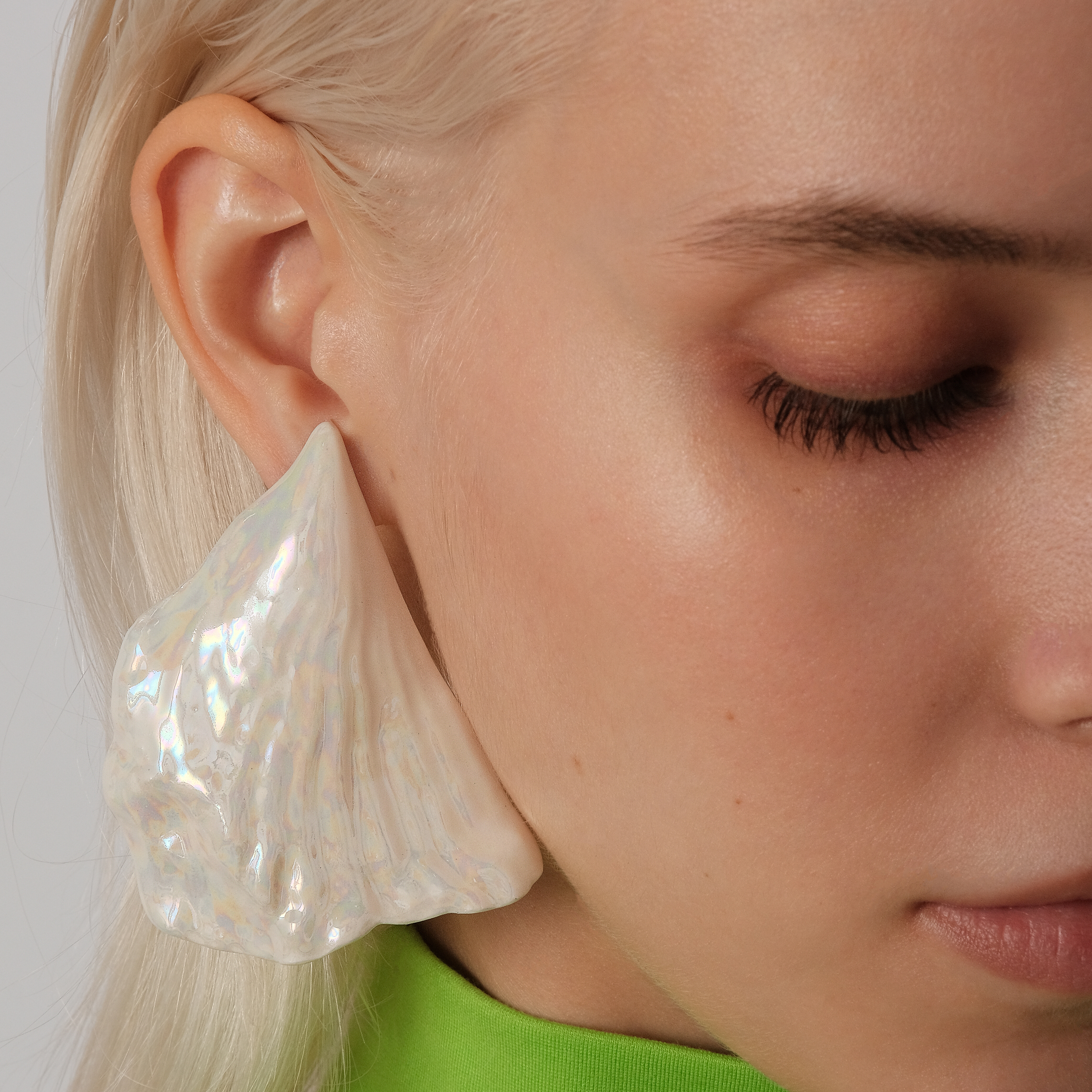Porcelain earrings with mother of pearl