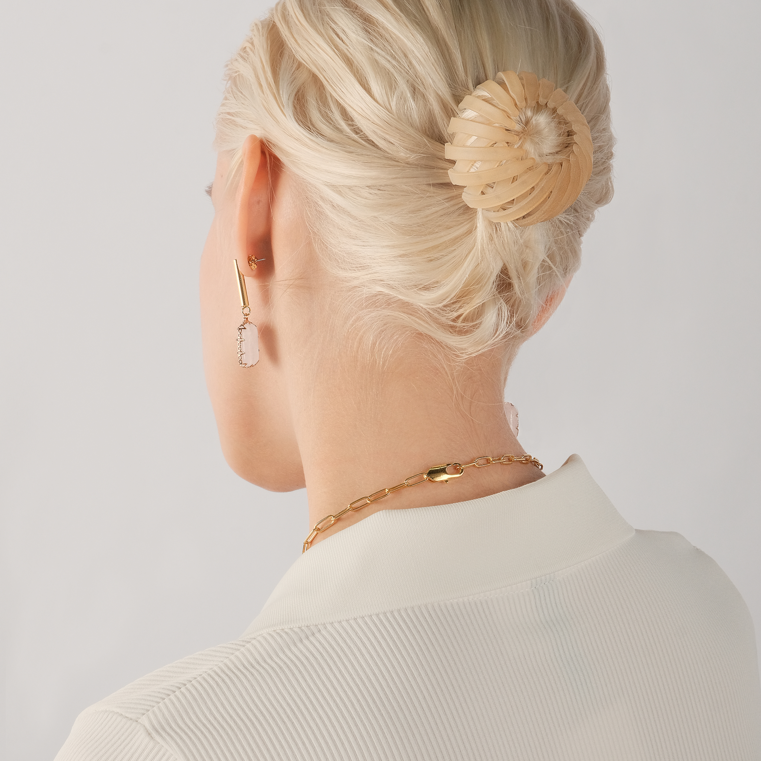 Round beige hairpin