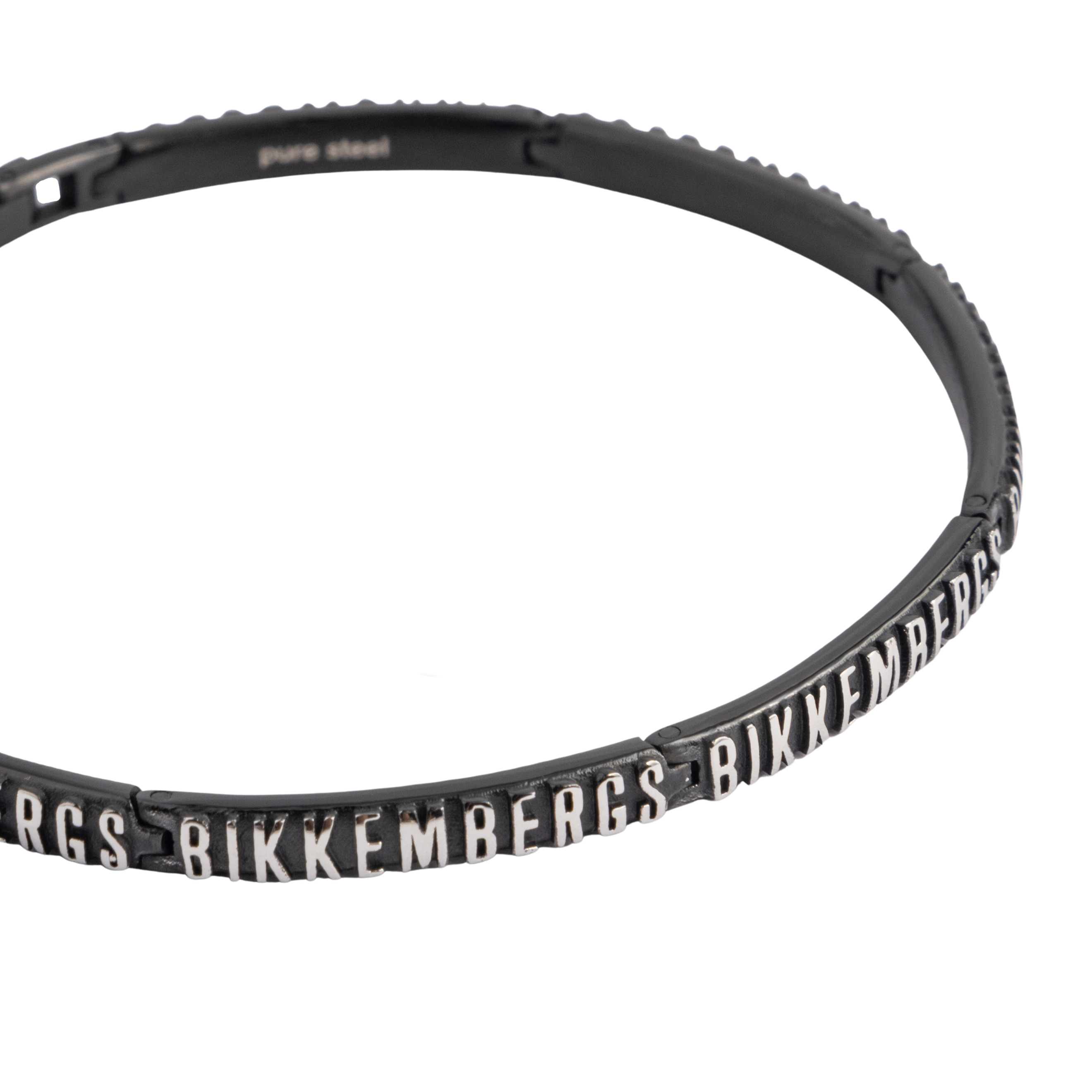 The bracelet is made of 316L stainless steel; the coating is black IP. Adjustable length: from 19 to 20.5 cm.
