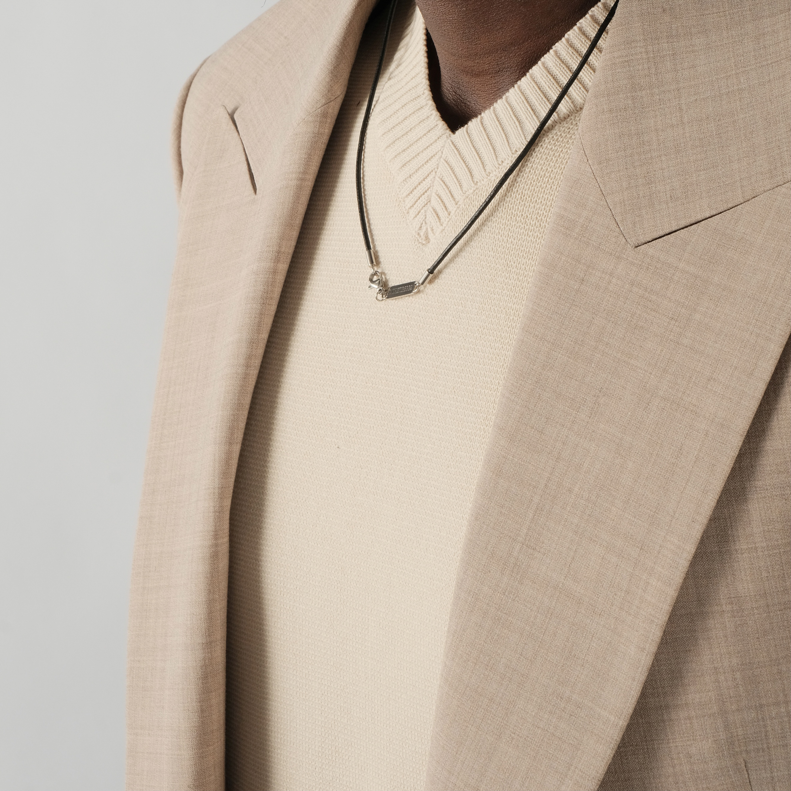 316L stainless steel necklace with waxed leather lace. Length: 50 cm .