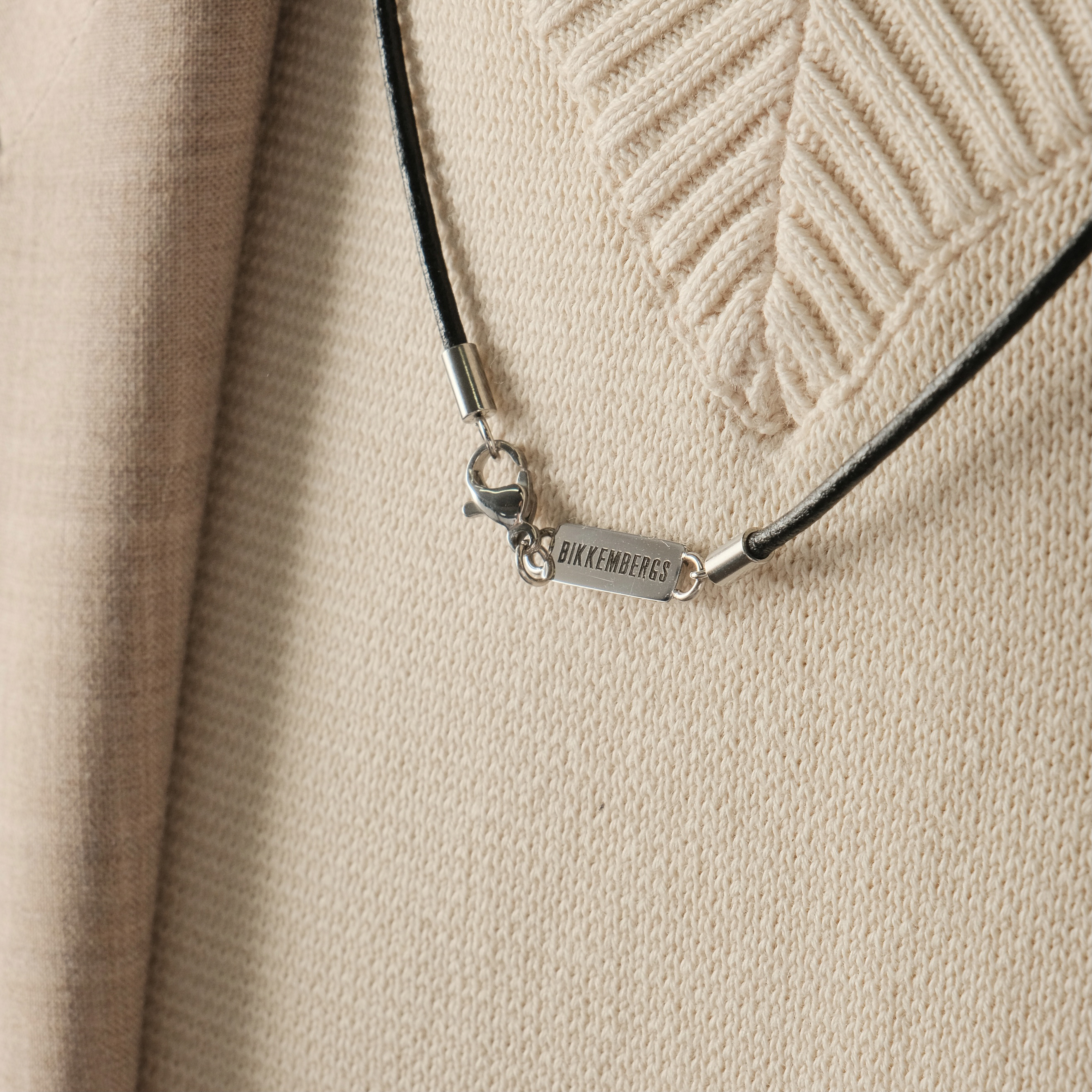 316L stainless steel necklace with waxed leather lace. Length: 50 cm .