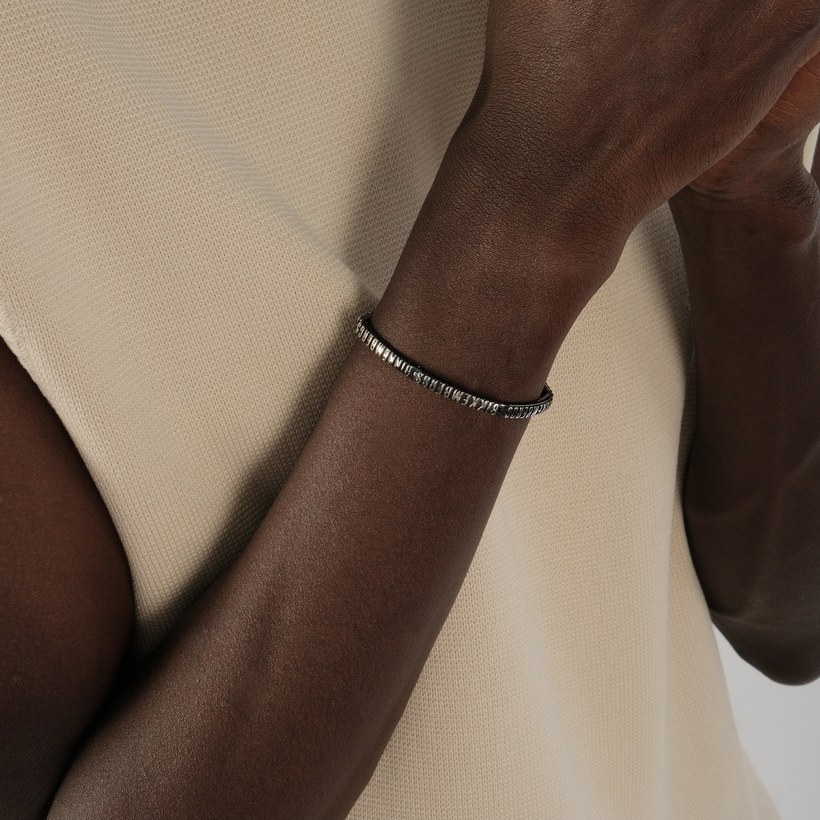 The bracelet is made of 316L stainless steel; the coating is black IP. Adjustable length: from 19 to 20.5 cm.