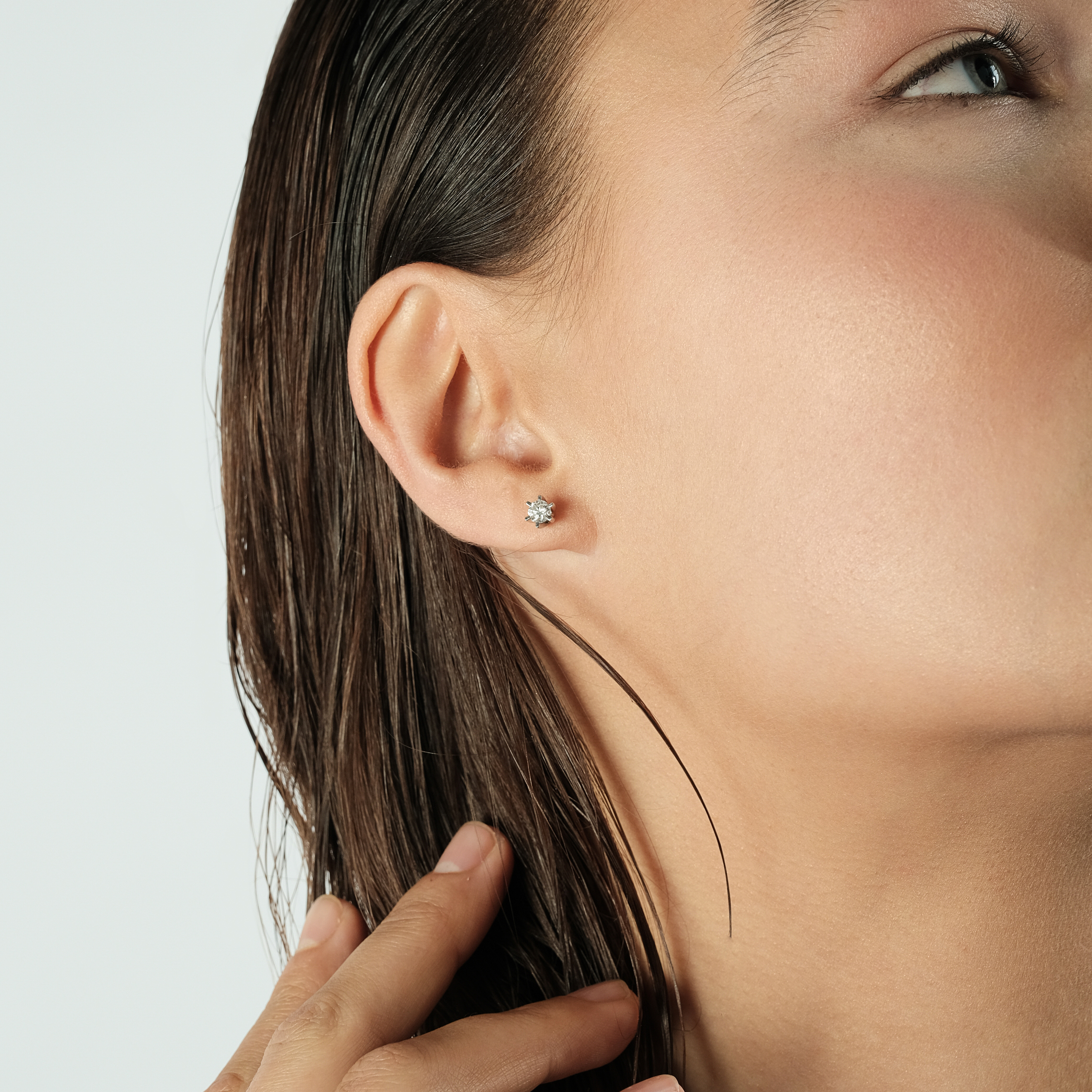 Earrings made of white gold with diamonds
