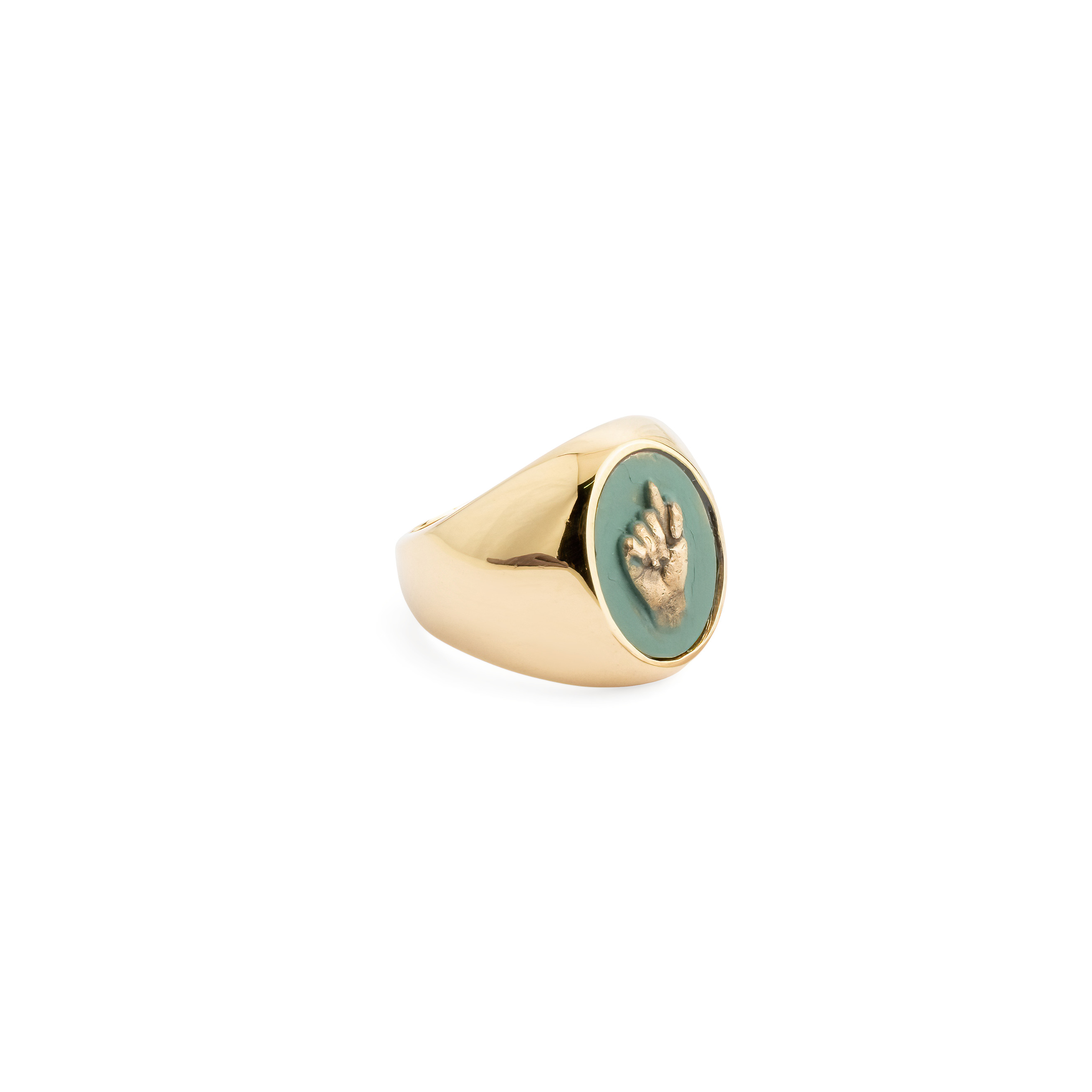 Bronze gold-plated signet ring on the little finger Mano Figa