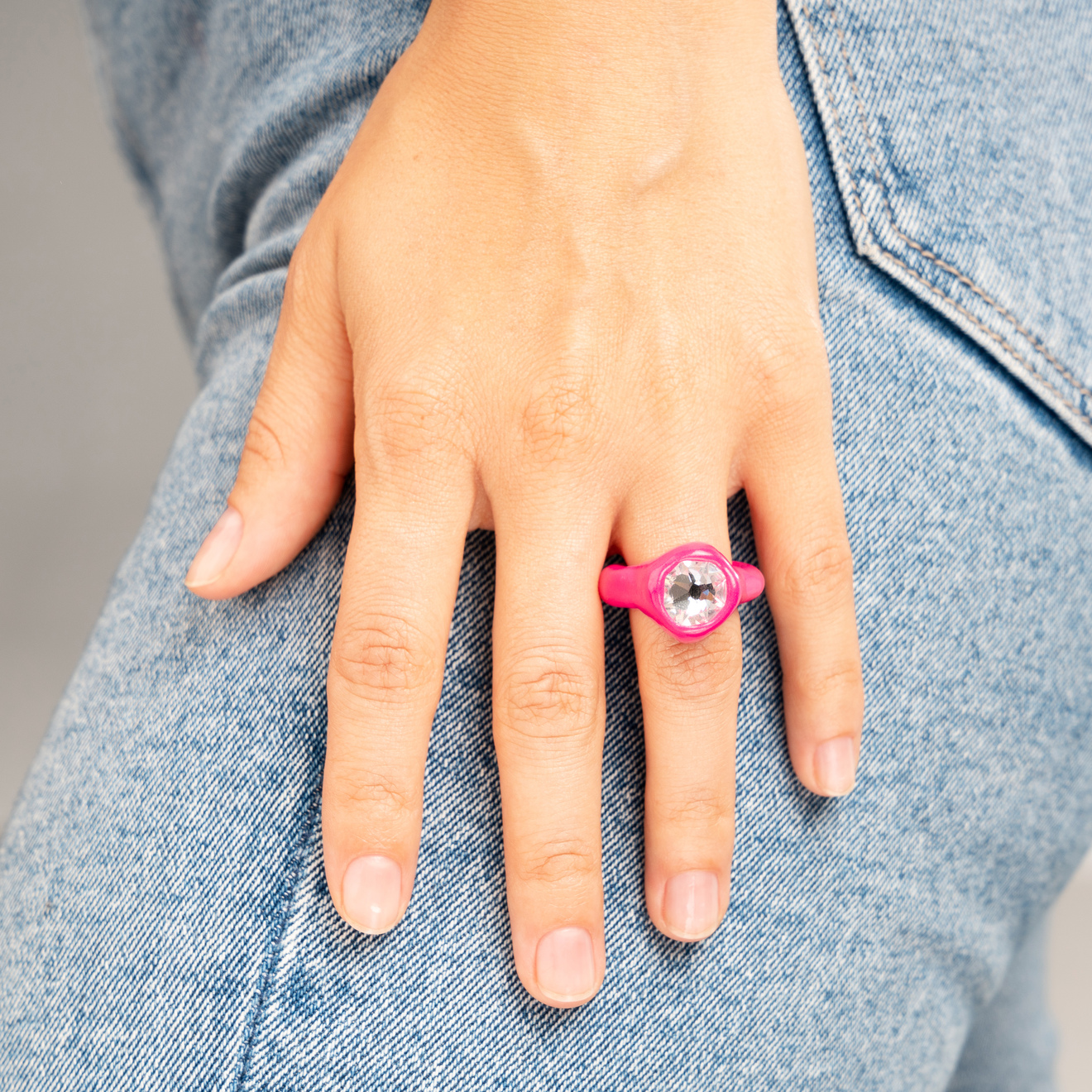 de.formee Ярко-розовое кольцо из полимерной глины с крупным прозрачным стразом de formee зеленое кольцо из полимерной глины с зеленым стразом