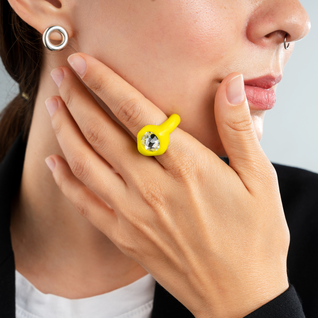 de.formee Желтое кольцо из полимерной глины с крупным прозрачным стразом цена и фото