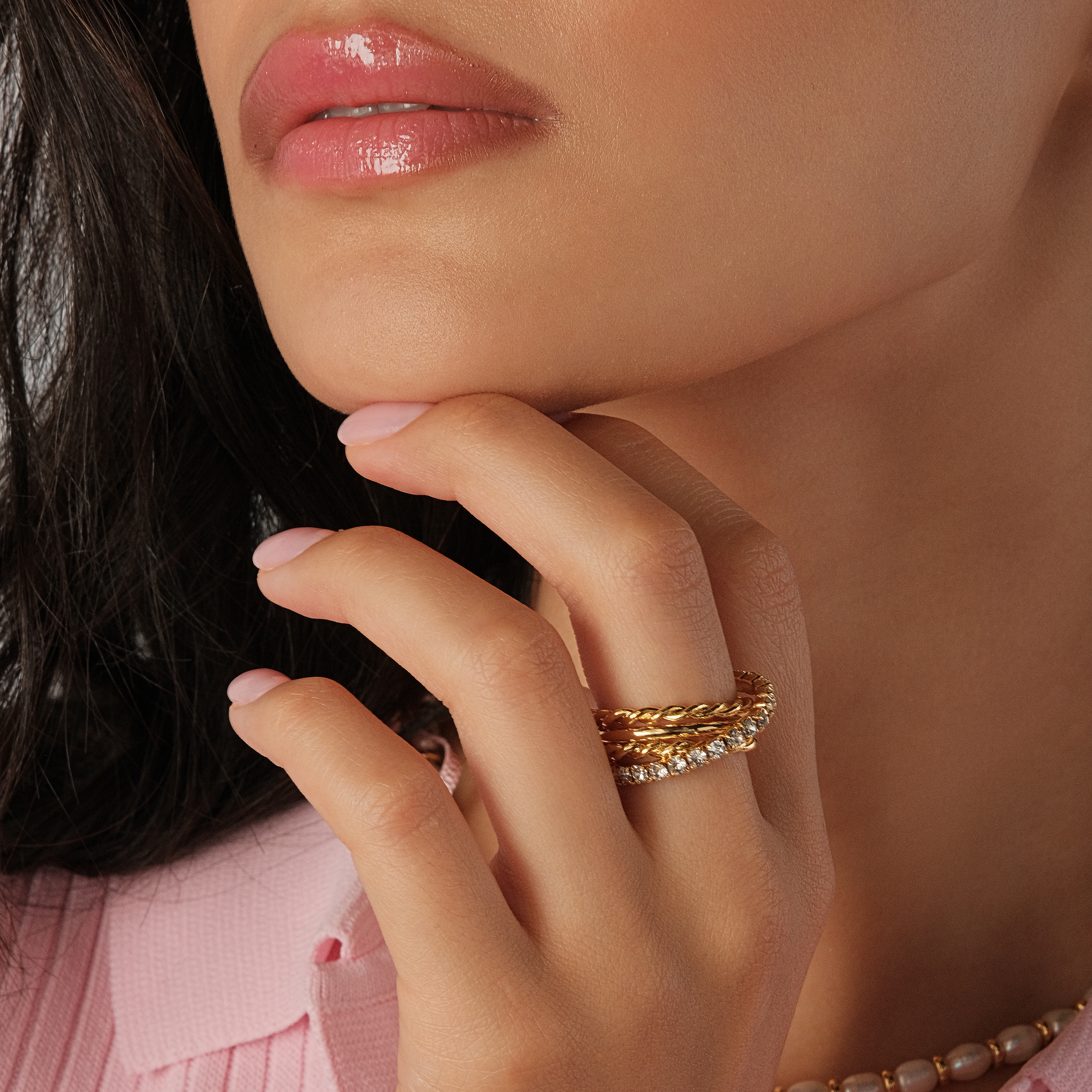 Twisted ring with crystals