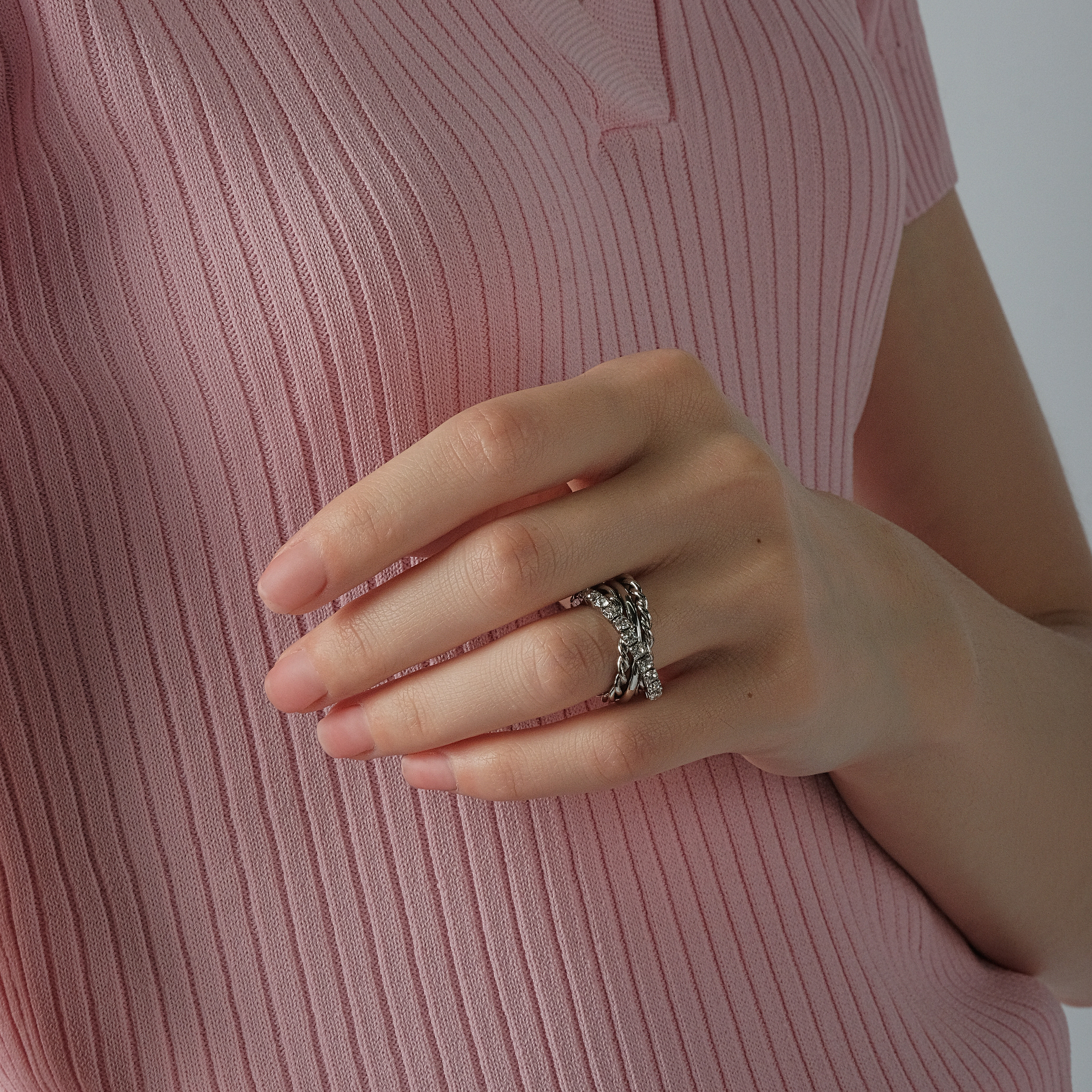 Twisted ring with crystals