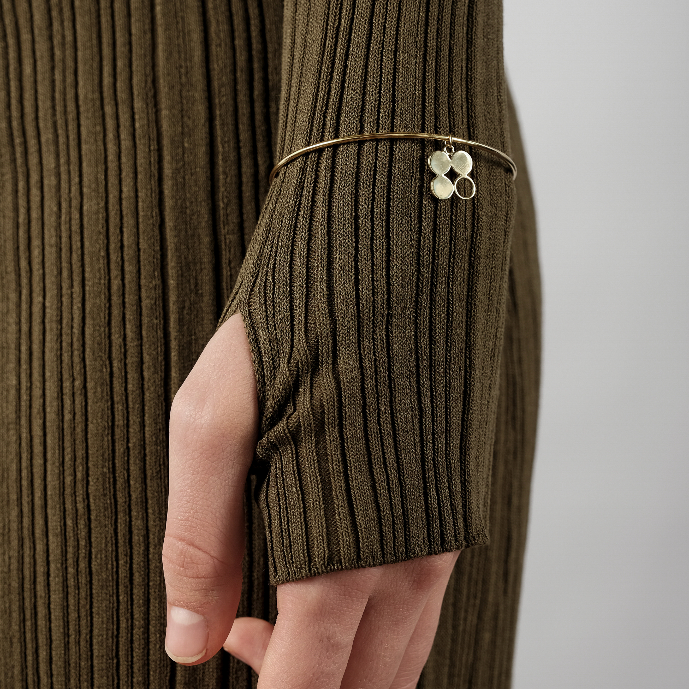 Gold-plated silver open-ended bracelet with a clover pendant