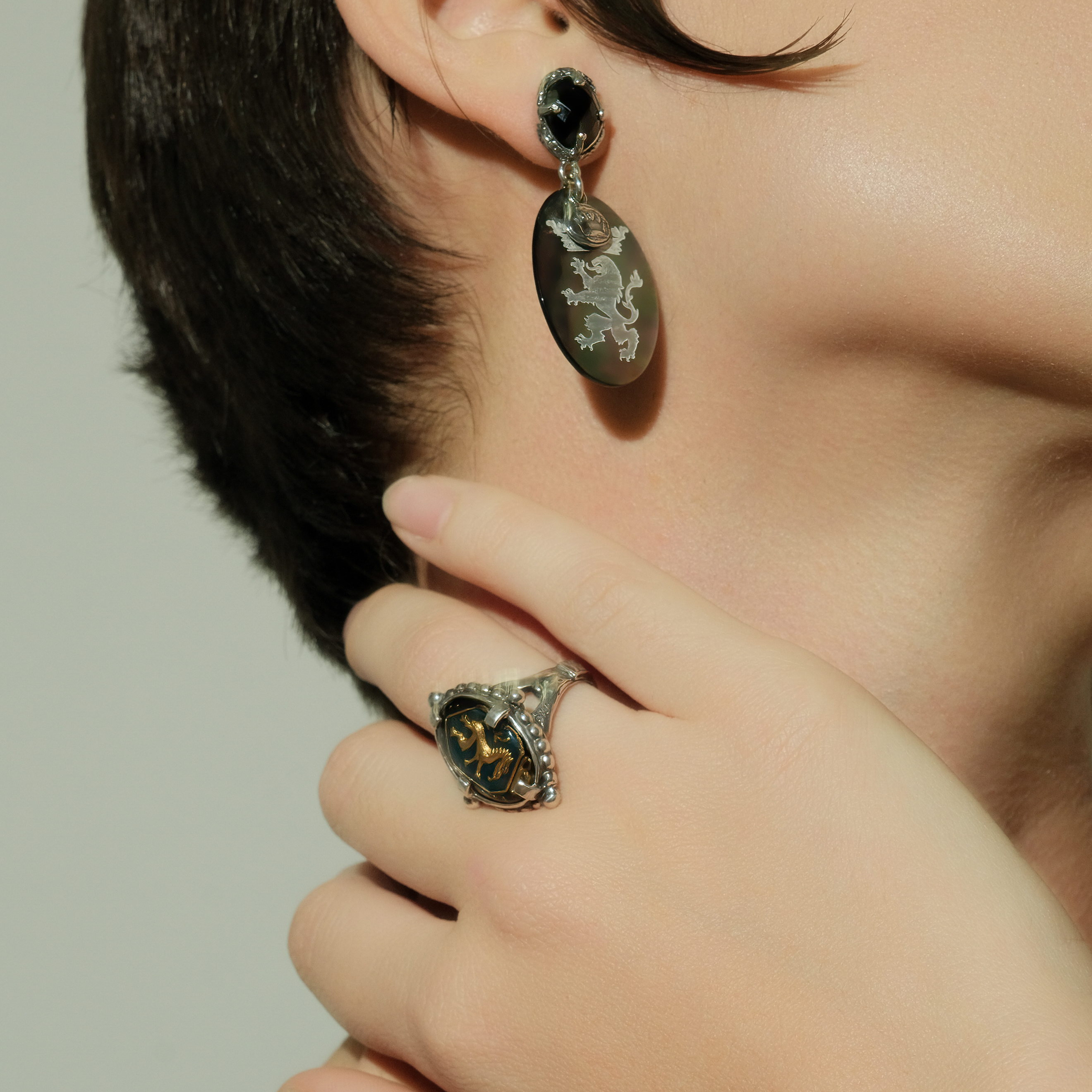 Silver ring with carved black crystal and dragon pattern