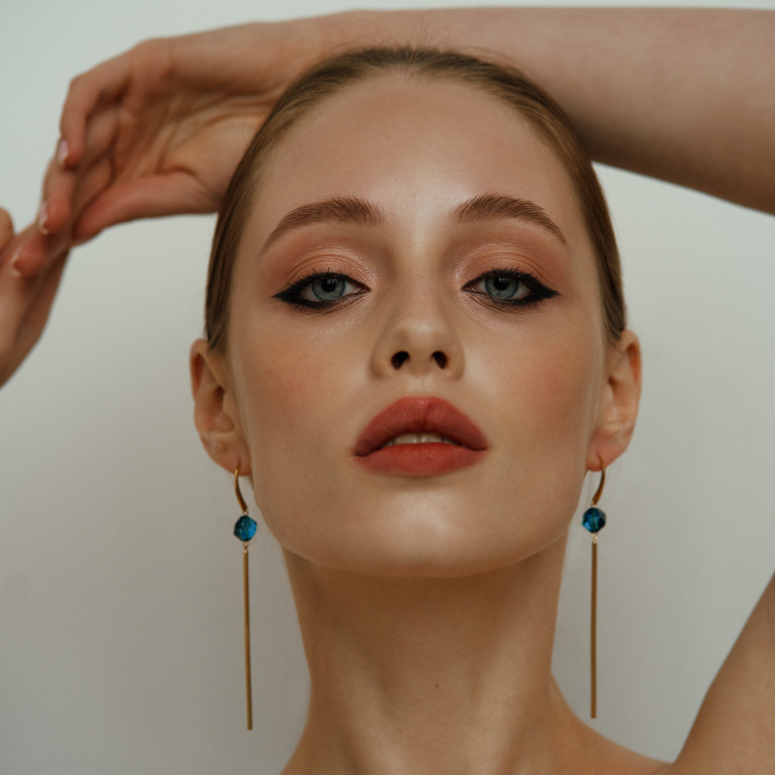 Gold-plated stud earrings with quartz