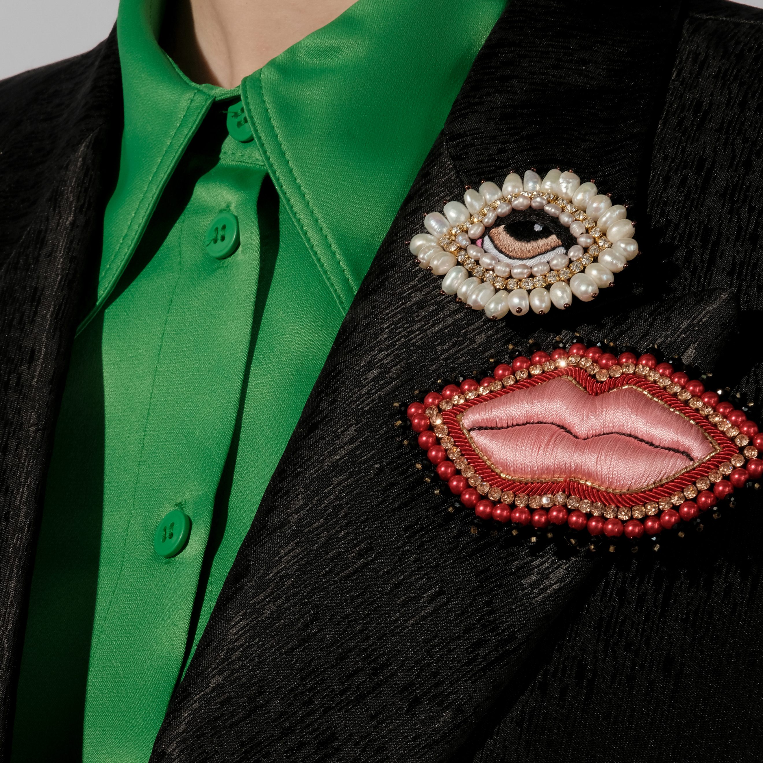 A large brooch in the form of lips