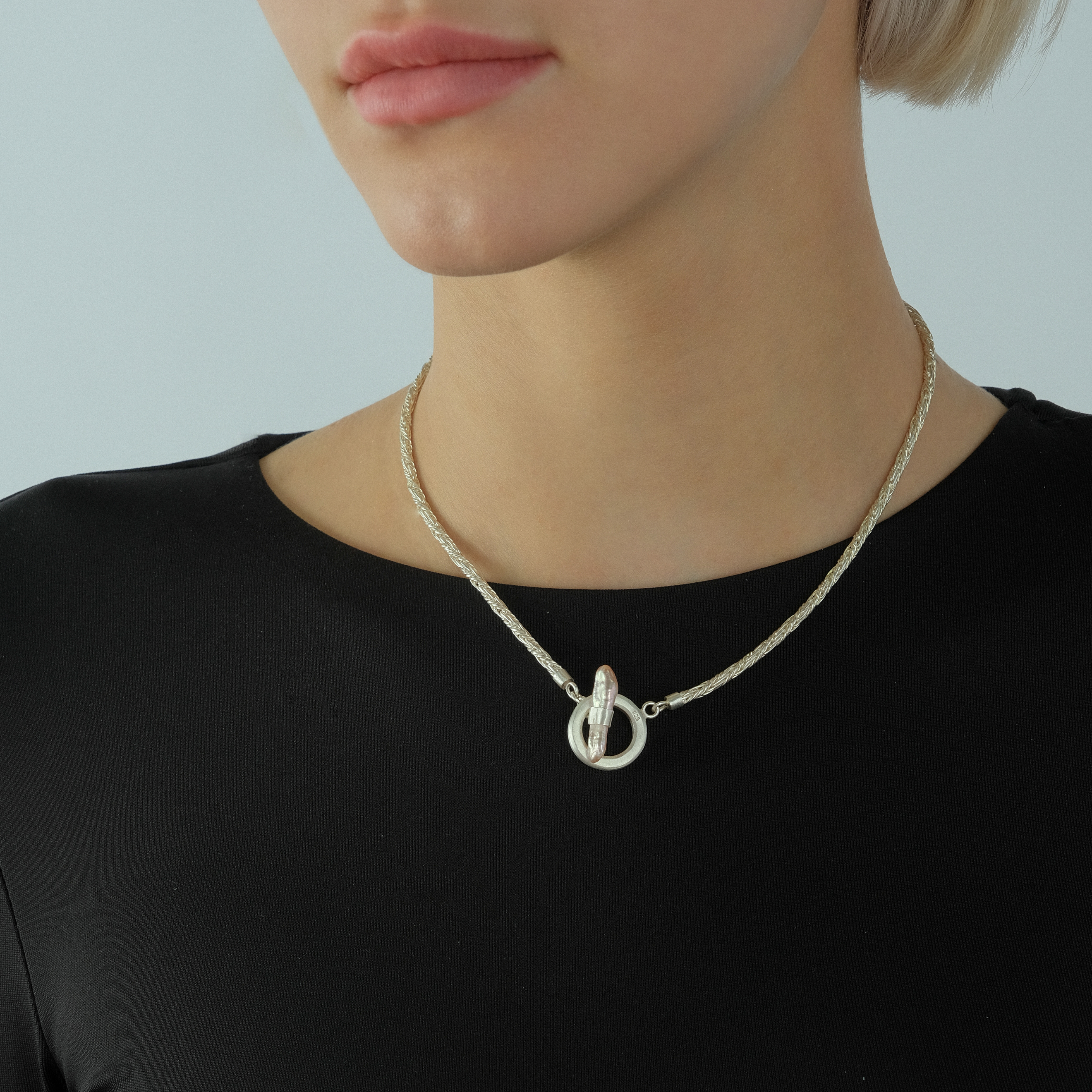 Choker with flat pearls