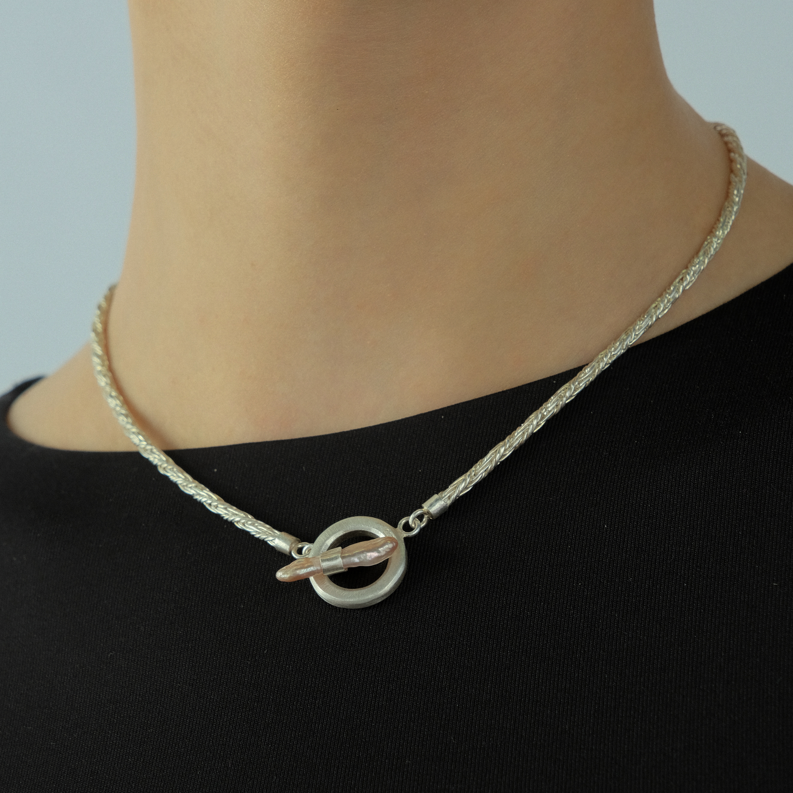 Choker with flat pearls