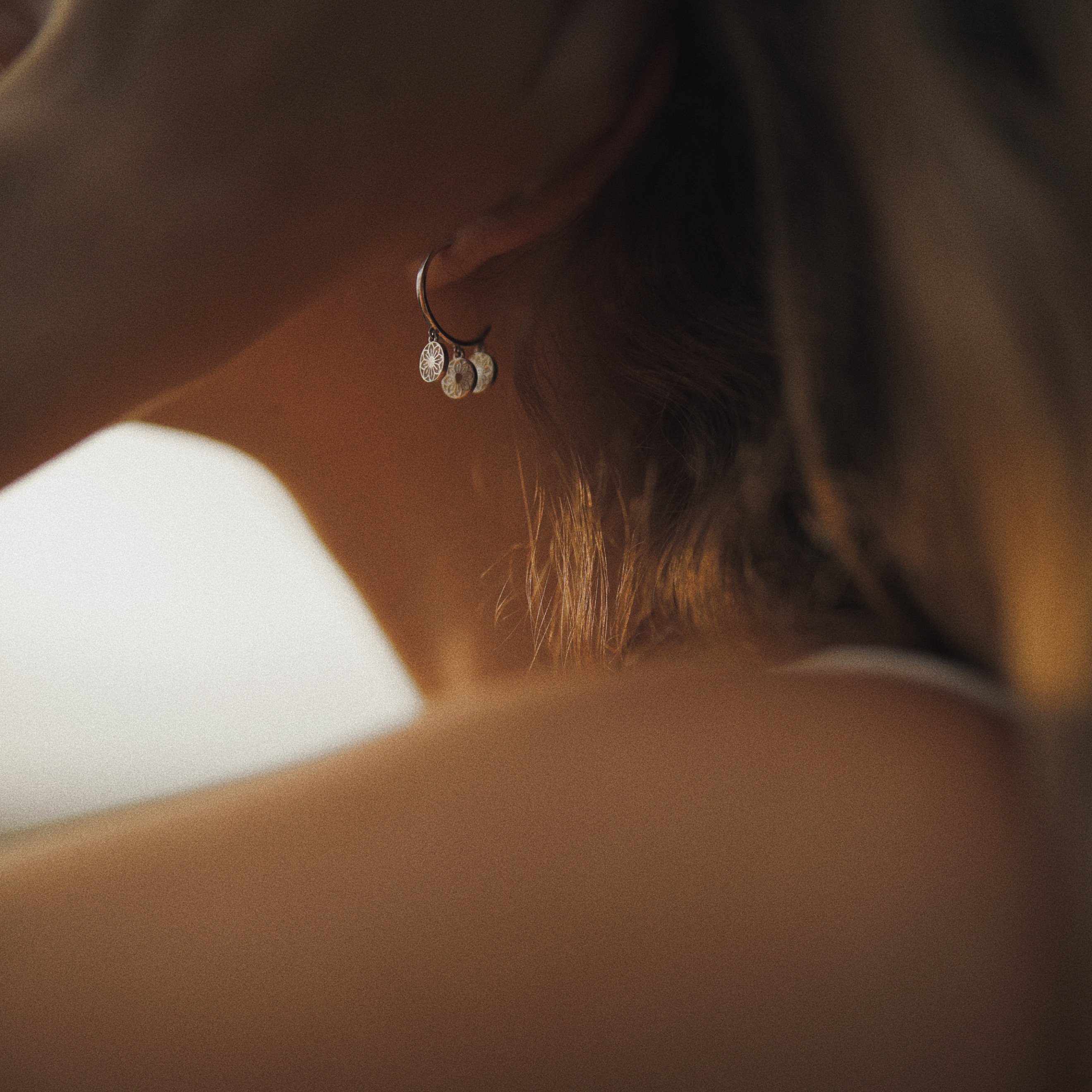 Серьги-кольца из серебра SATÓ earrings с подвесками-цветами